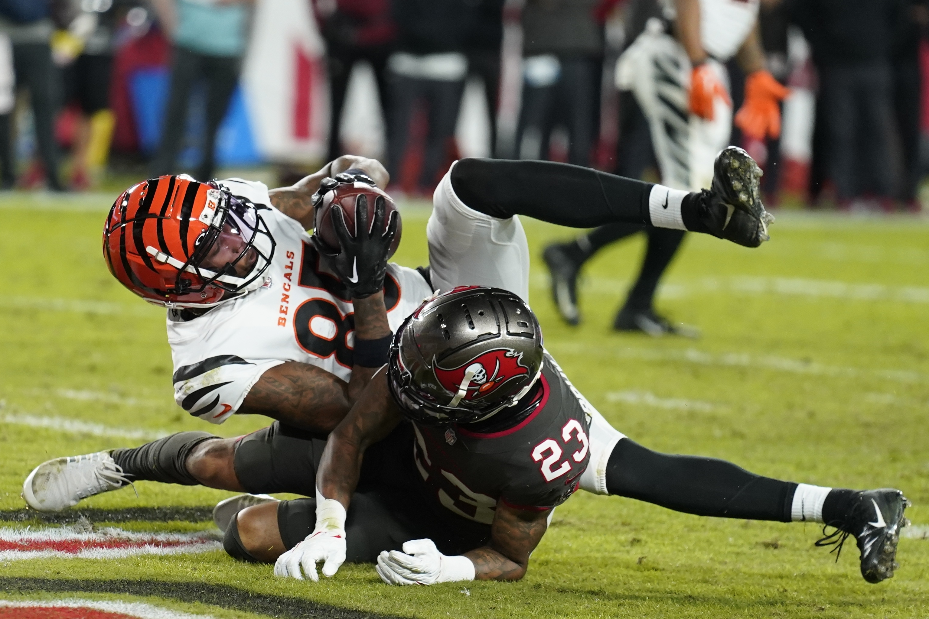 The Bengals take their first lead of the Super Bowl on Joe Burrow's 75-yard  touchdown to Tee Higgins to start the second half