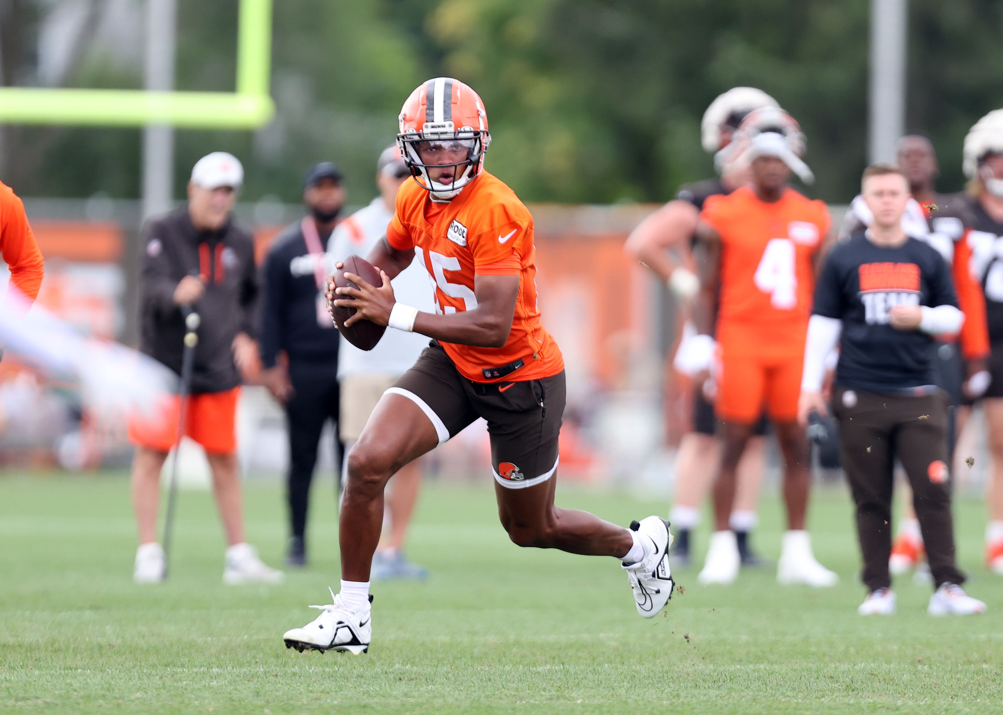 Browns third-string QB Josh Dobbs shows off athleticism, calmness