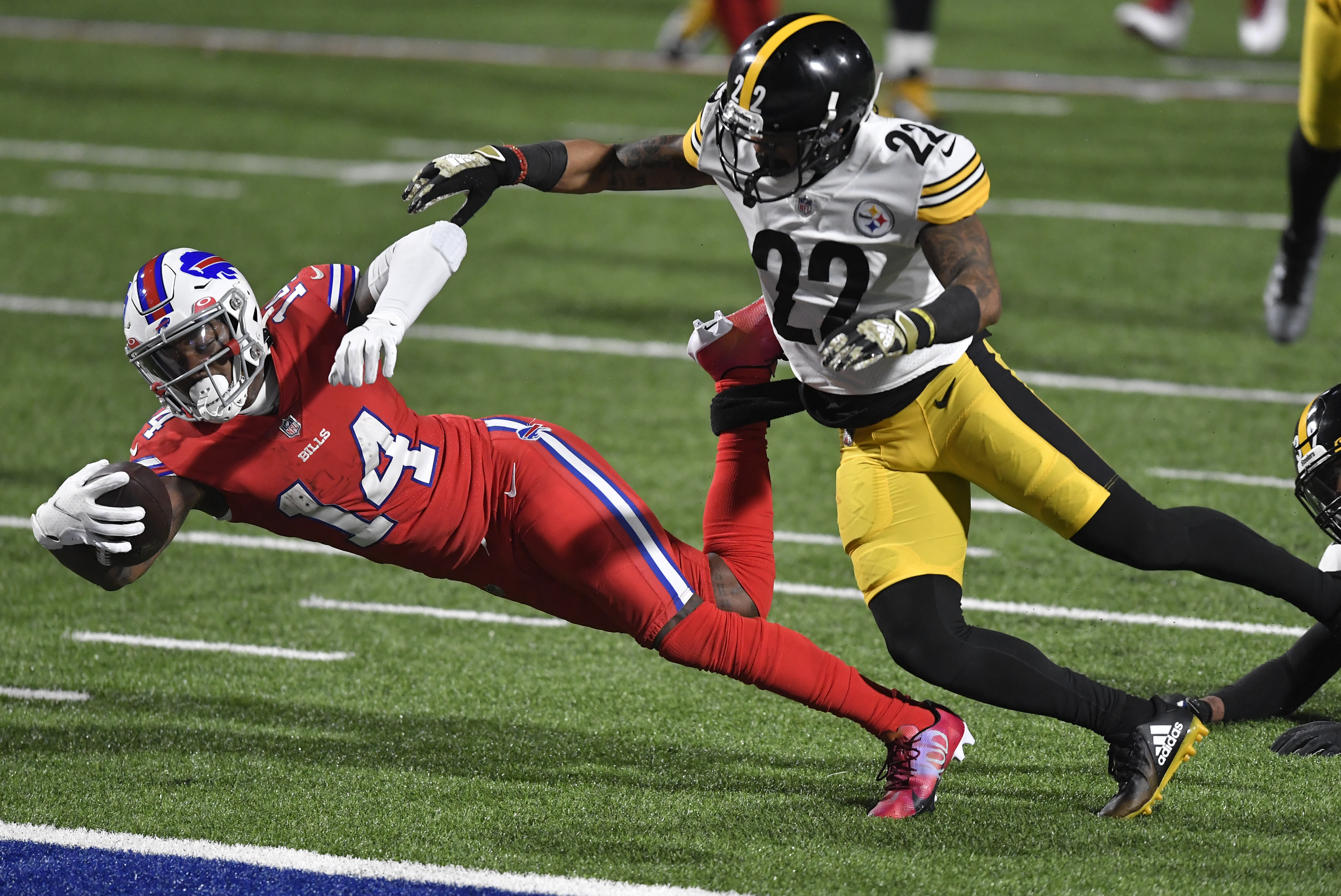 Bills improve to 10-3 with 26-15 win over sloppy Steelers