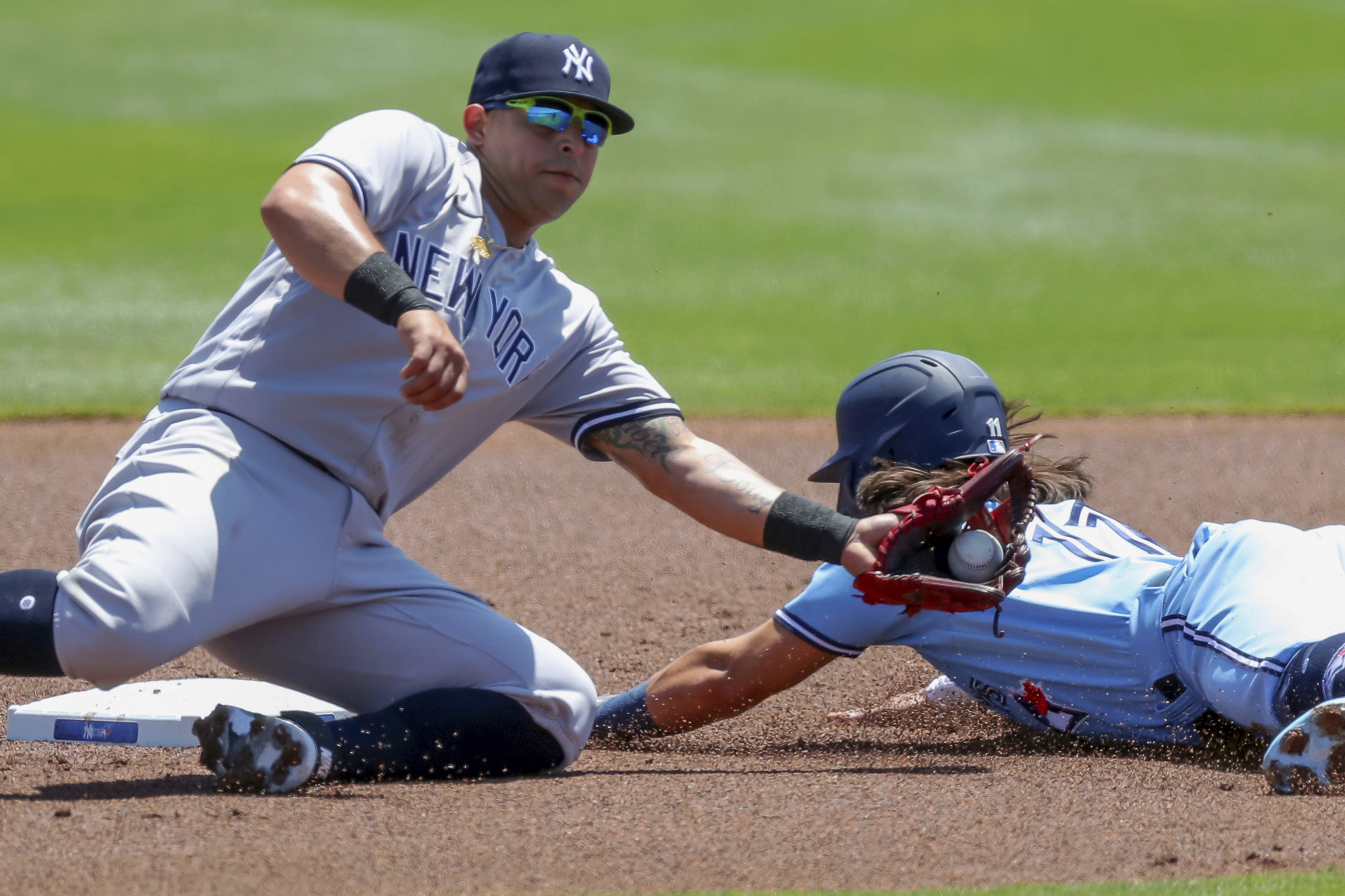 Yankees walk one off against Jays, 3-2