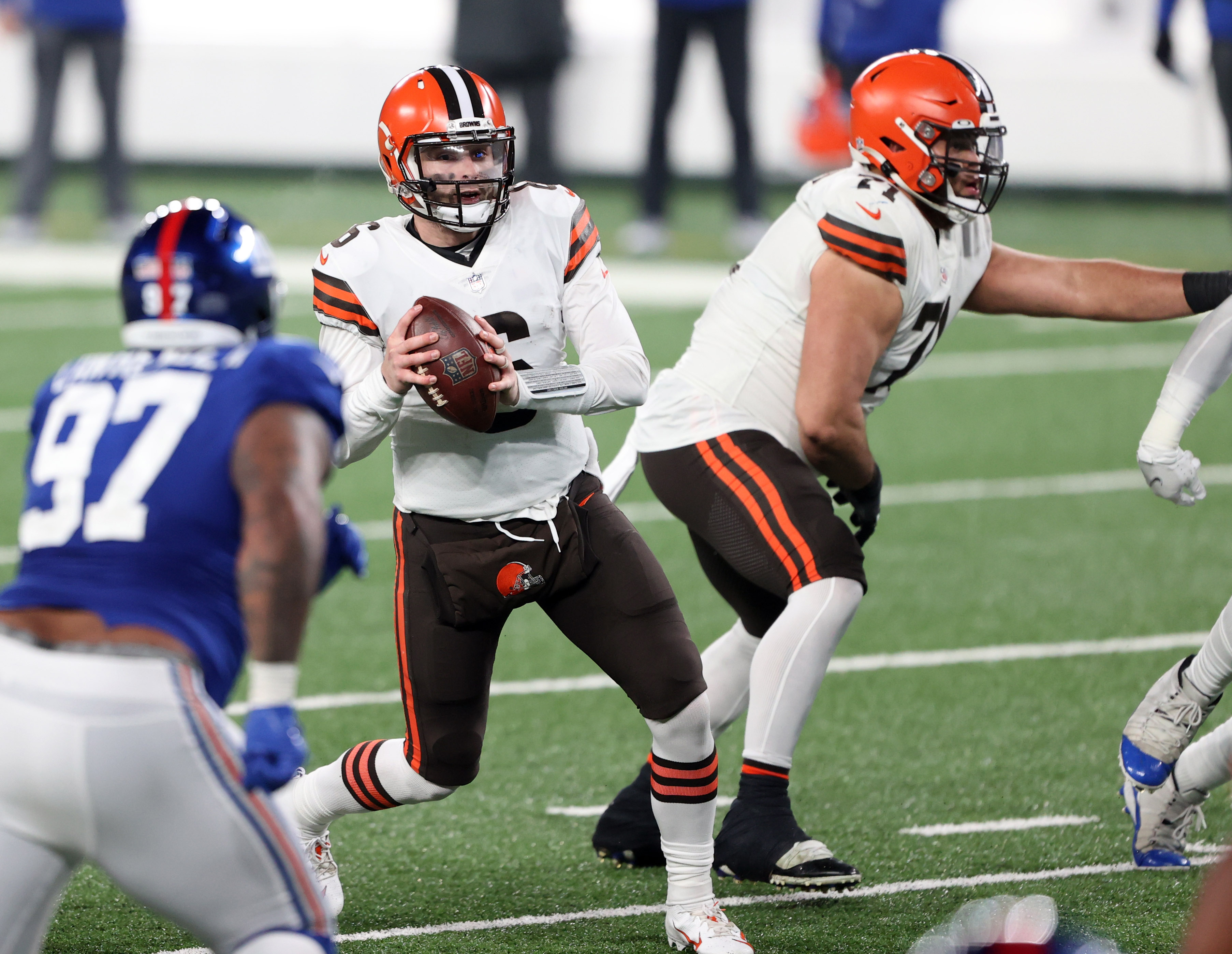 Browns' Baker Mayfield outshines Sam Darnold and Jets in Cleveland win