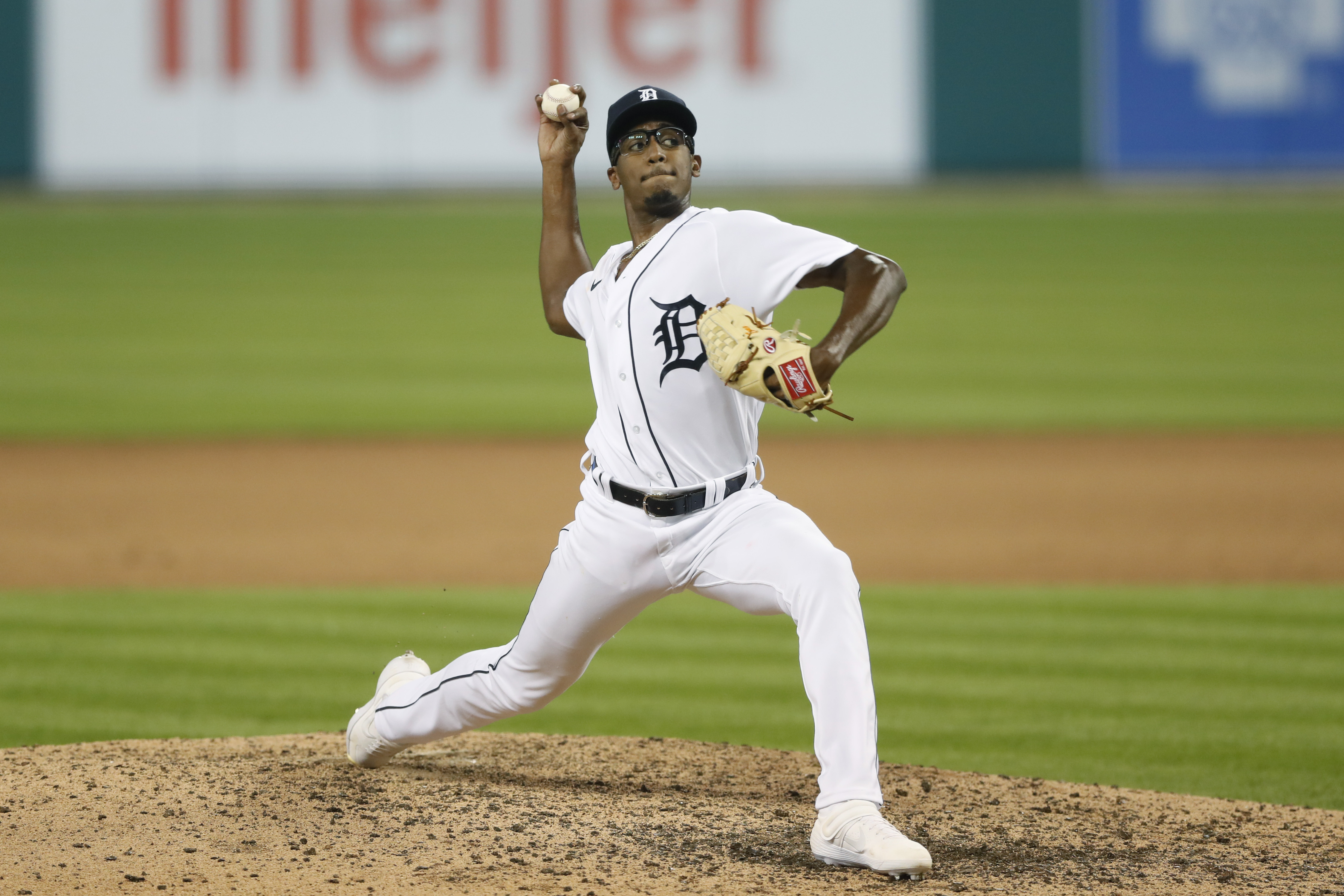 Former Detroit Tigers relief pitcher traded to Cleveland Guardians