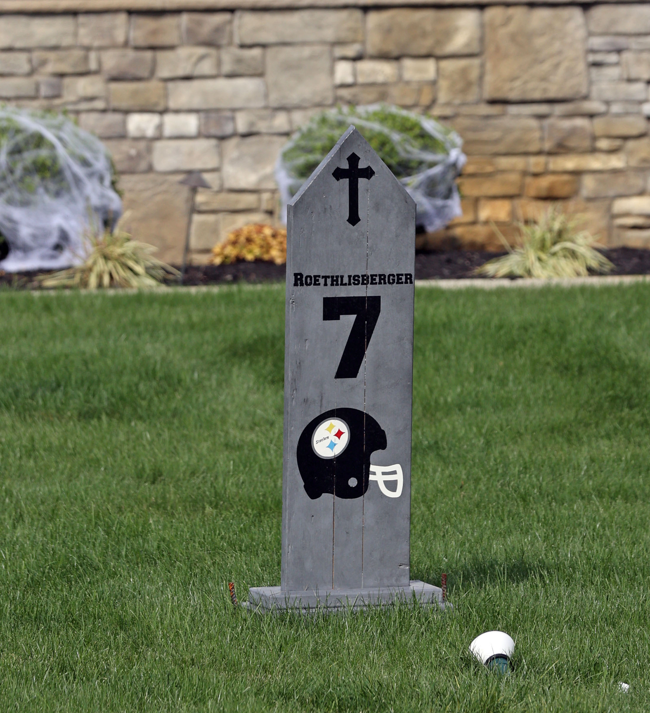 Browns EDGE Myles Garrett has Ben Roethlistberger headstone in yard