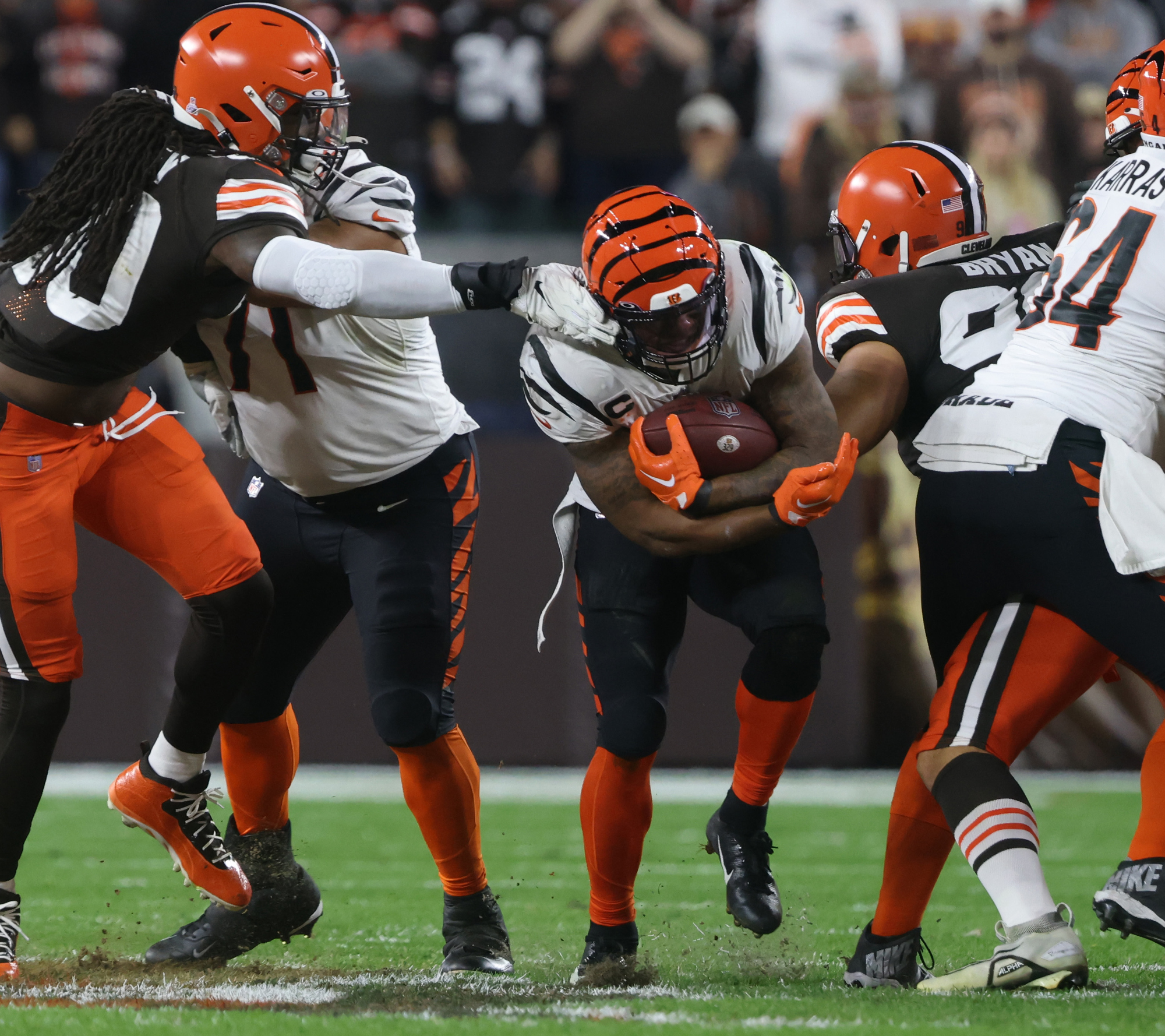 Burrow sacked, Bengals pummeled by Browns in 32-13 loss