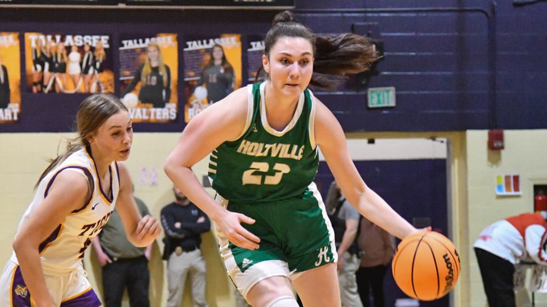 Výměnná studentka Julie Nikolna změnila hru a zvedla dívčí basketbal na Holtville High