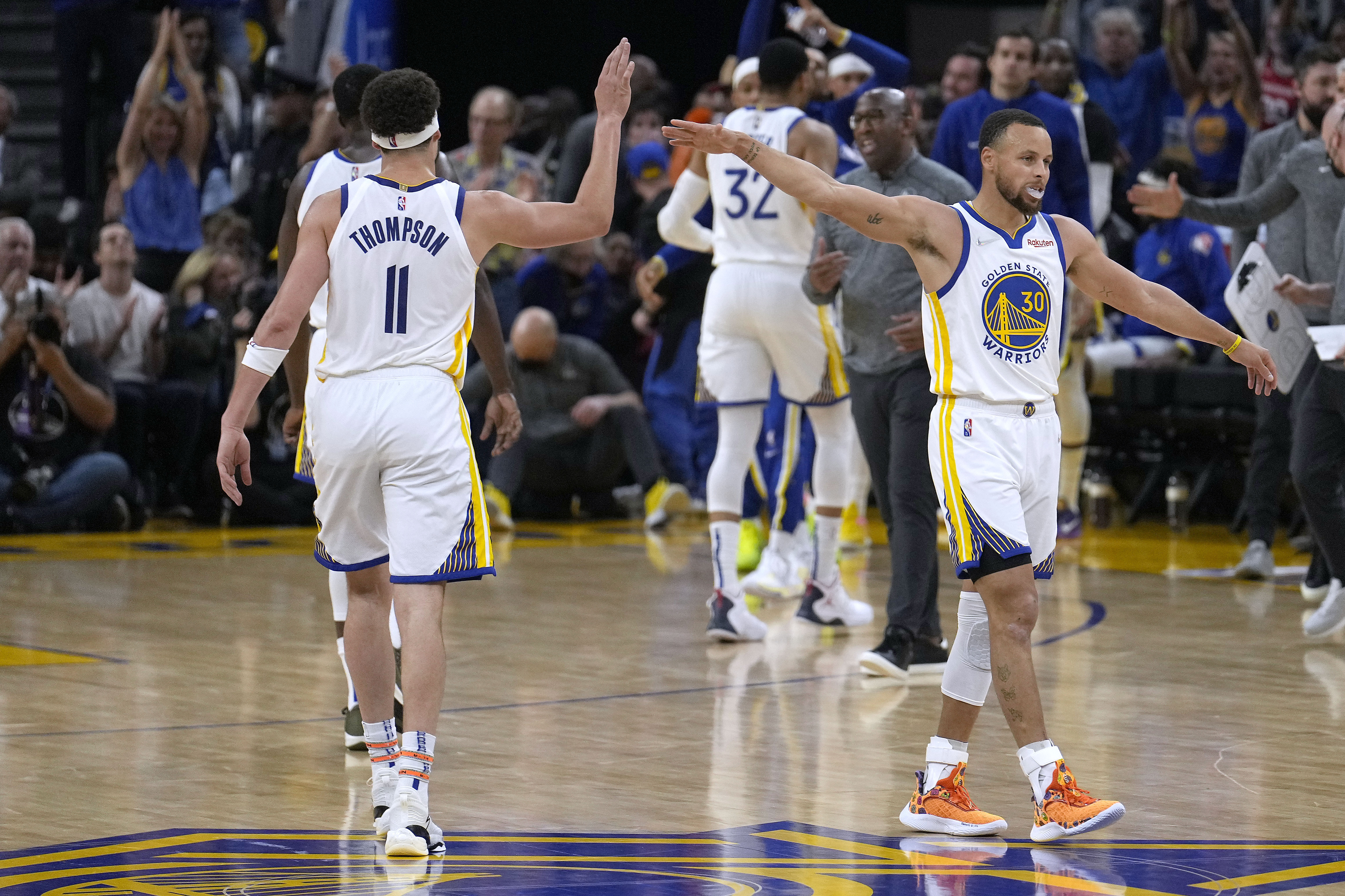 Curry, Warriors Rally Past Grizzlies 101-98 for 3-1 Lead - Bloomberg