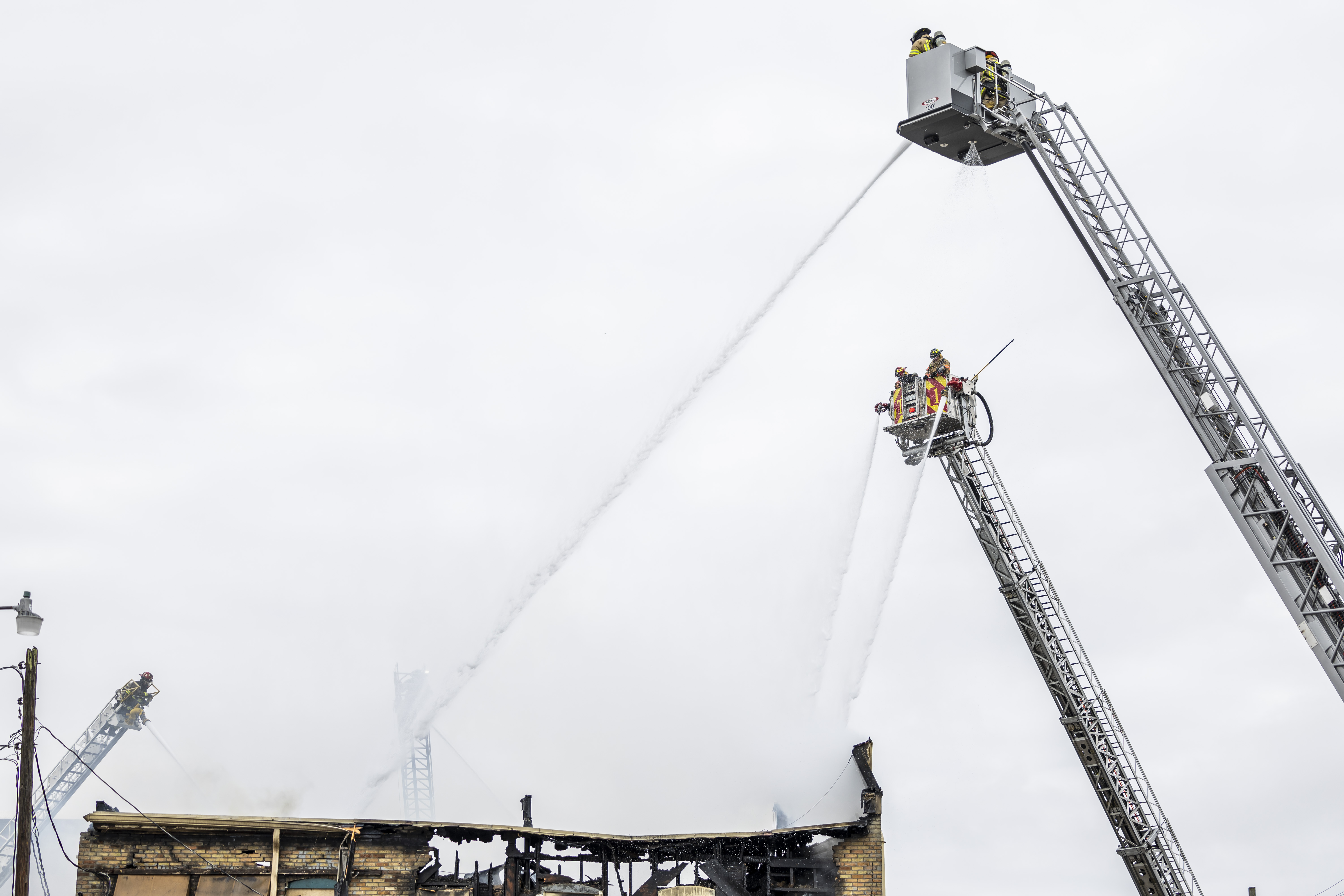 Fire and smoke engulf Mode’s Tavern in Bay City - mlive.com