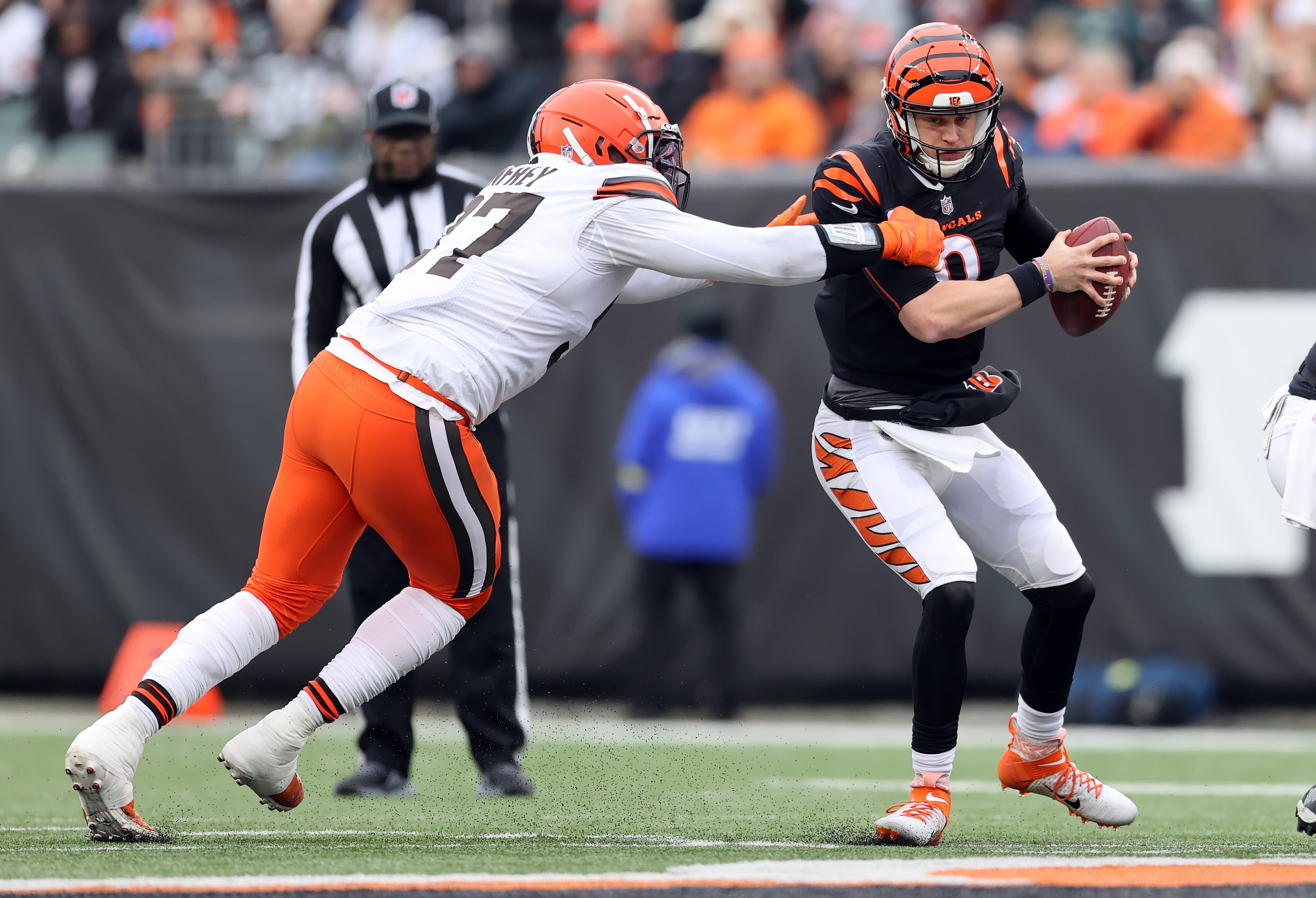 Father of Browns' Tony Fields makes falling catch after his son tosses  touchdown ball into the stands