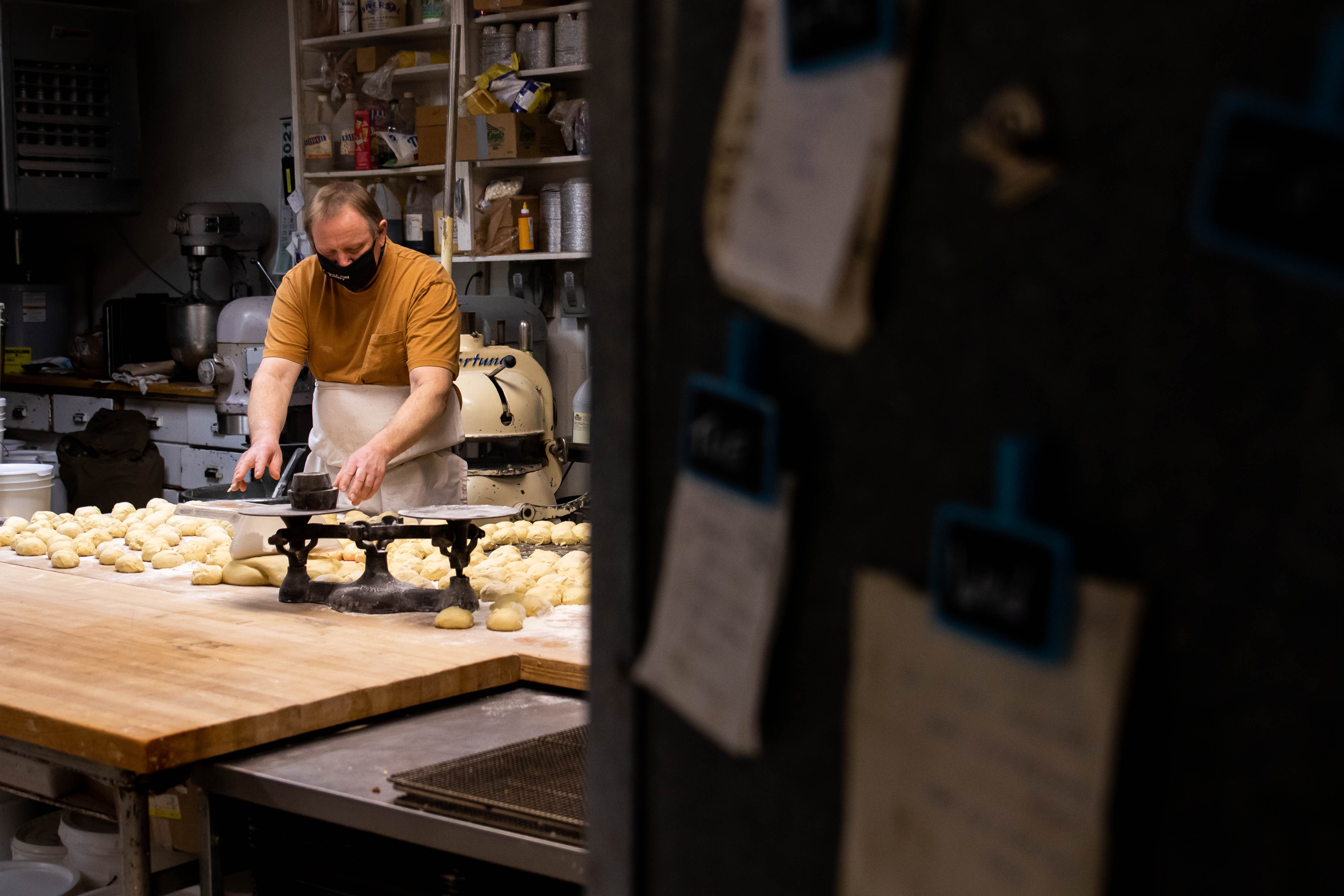 Butter Crust Bakery prepares hundreds of Paczkis for 'Fat Tuesday'