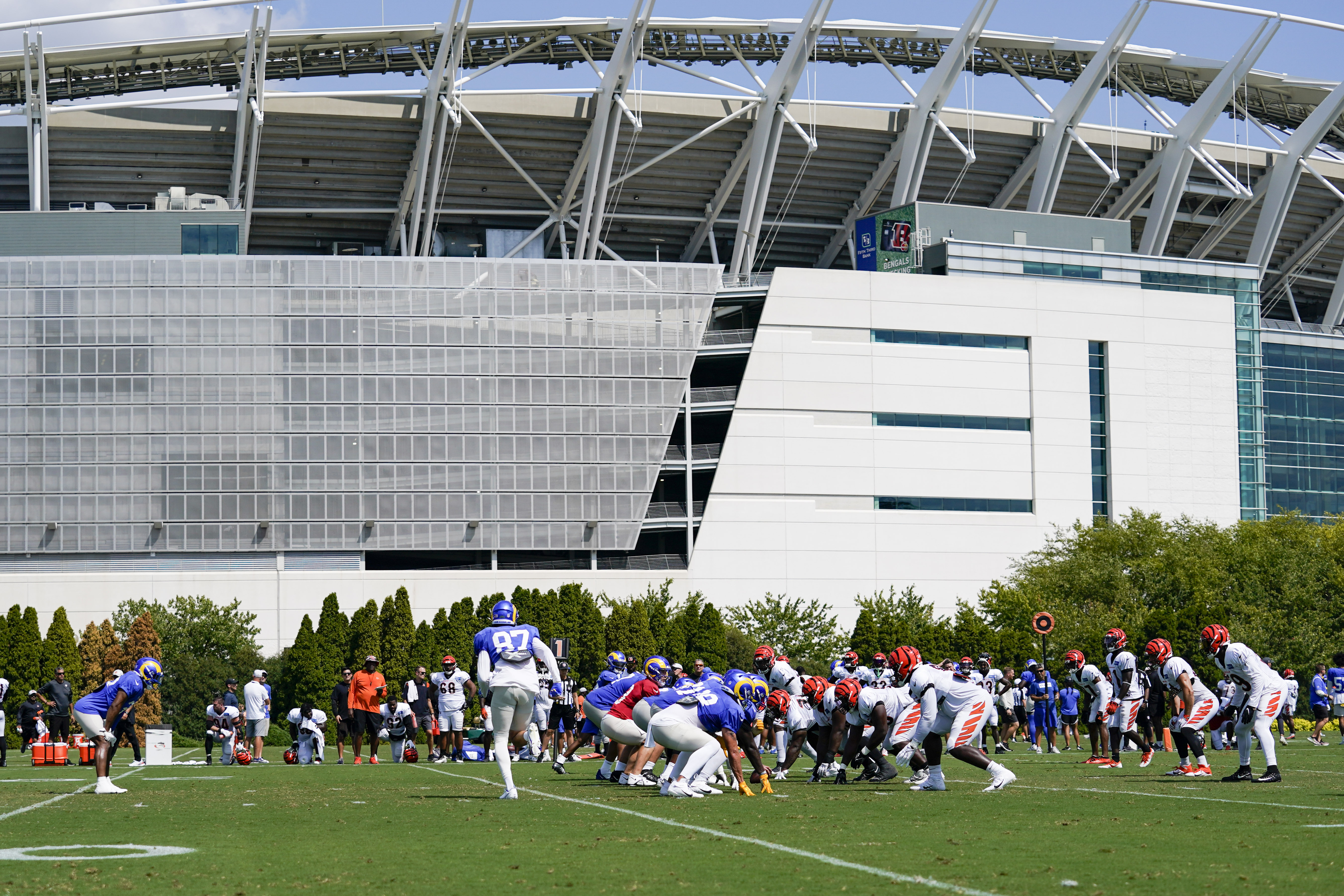 La'el Collins vs Leonard Floyd scuffle ends Bengals vs Rams