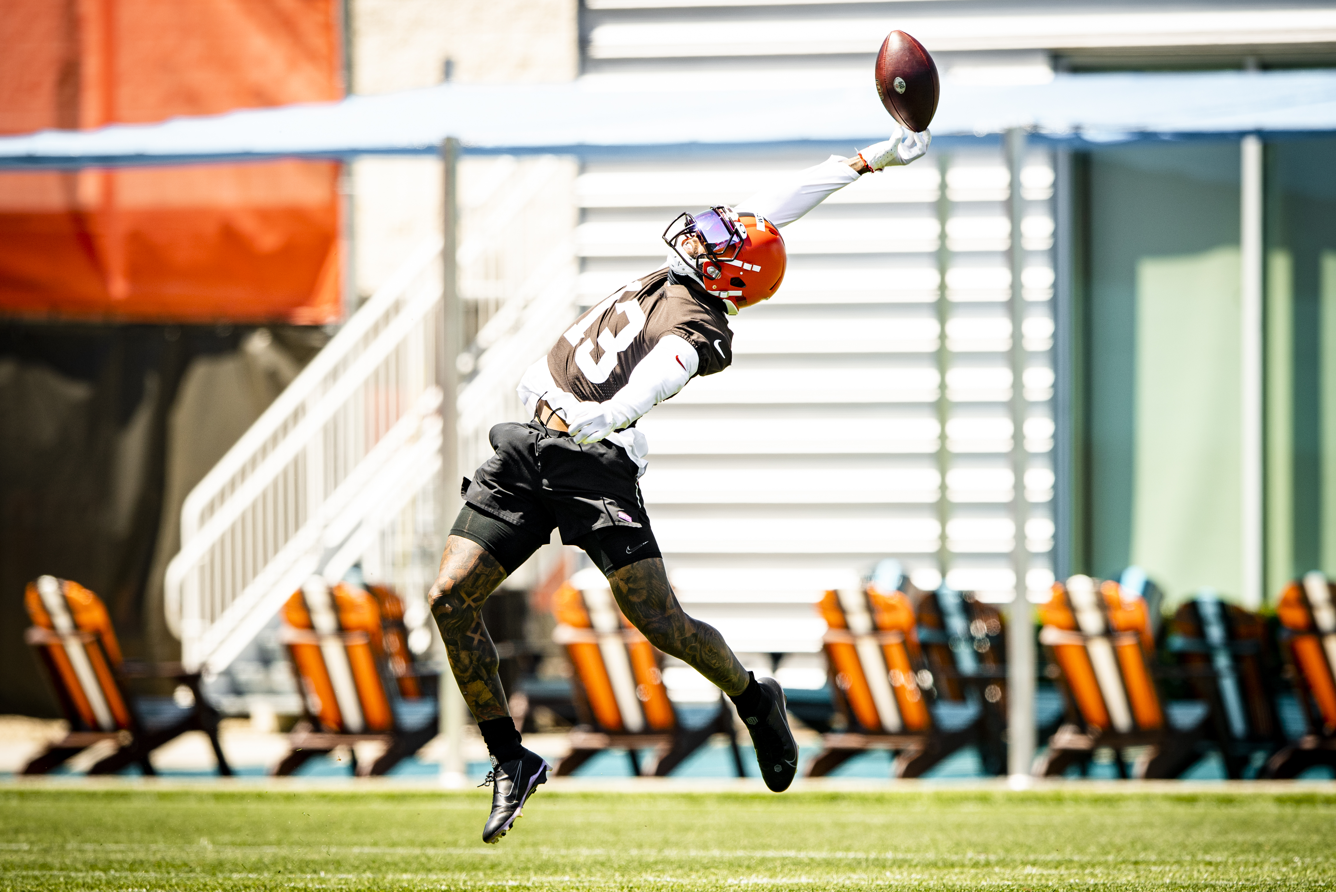 Odell Beckham Jr. shows off one-handed catching skills at Browns