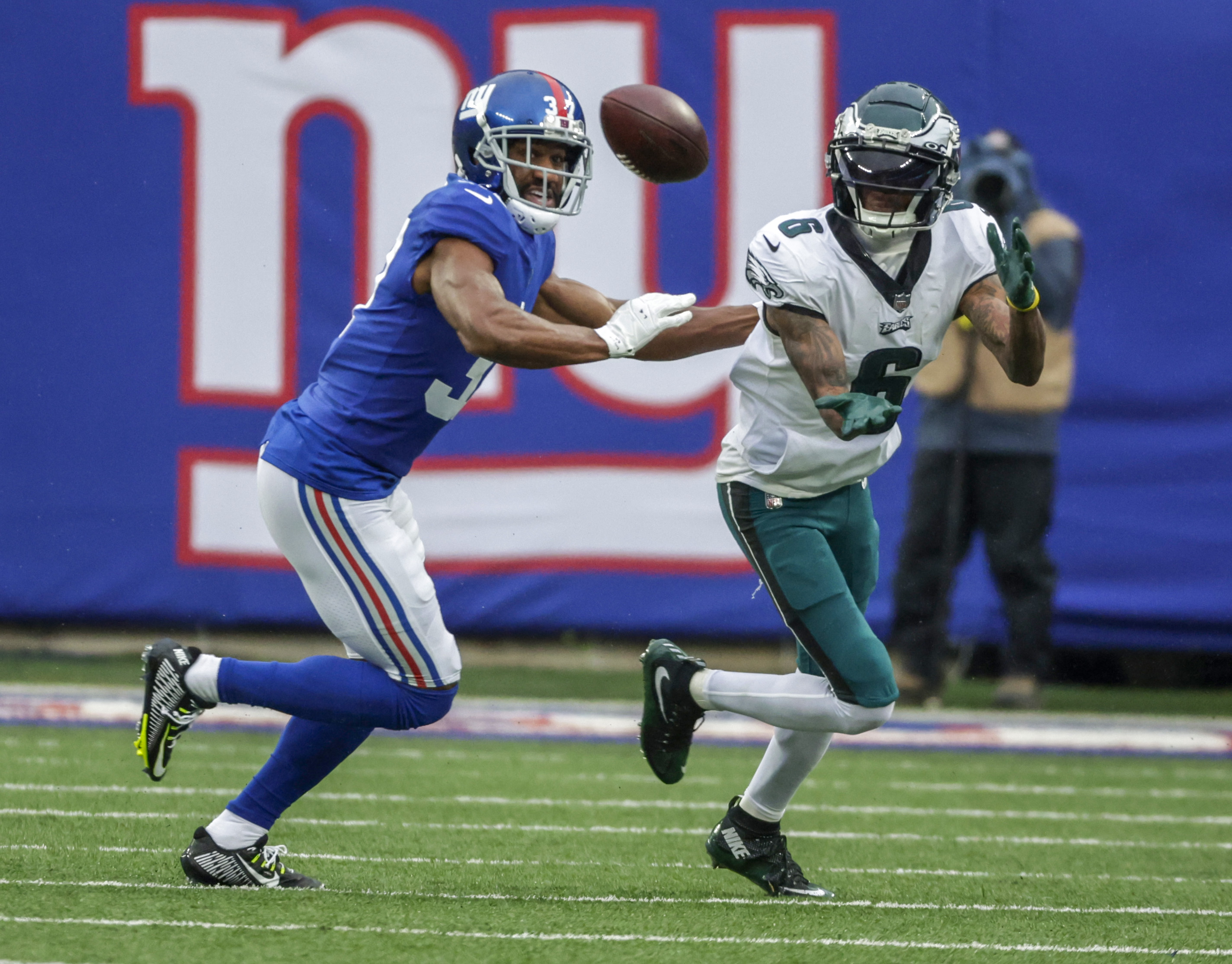 Philadelphia Eagles wide receiver DeVonta Smith (6) during warmups