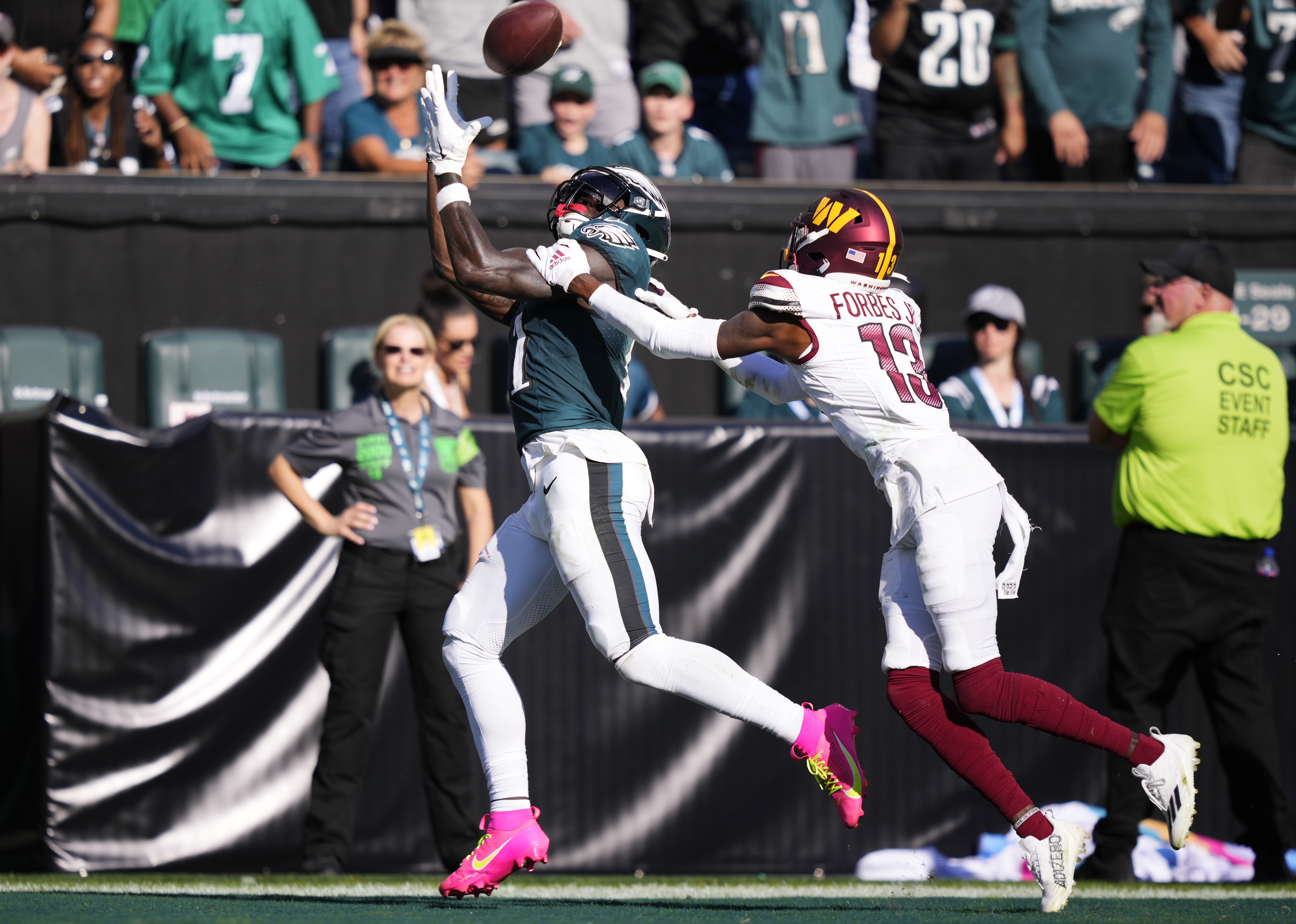 A.J. Brown buys jerseys for every fan in the store at Eagles Pro Shop