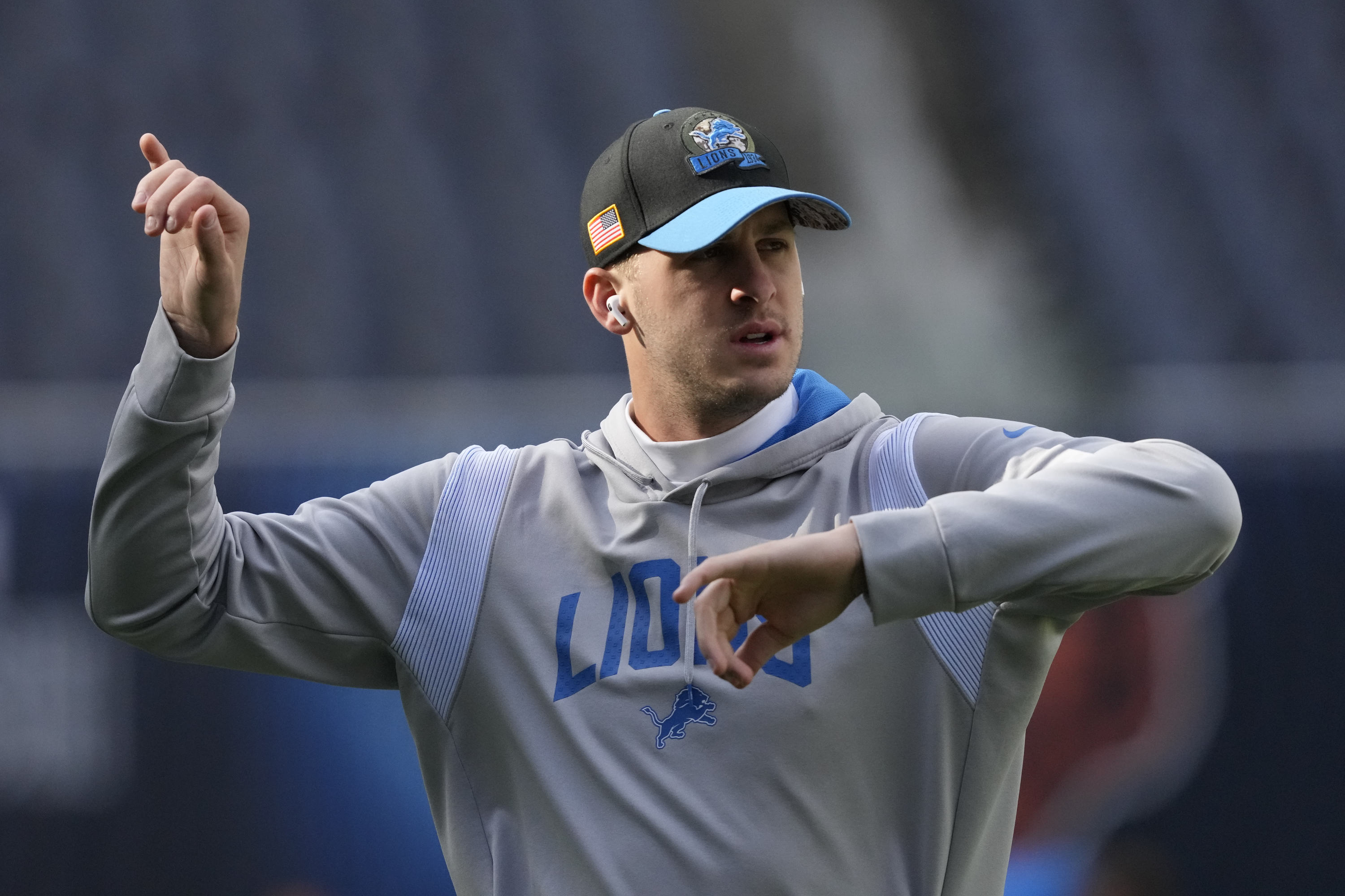 Los Angeles Rams quarterback Matthew Stafford (9) works in the pocket  before being sacked by Ci …