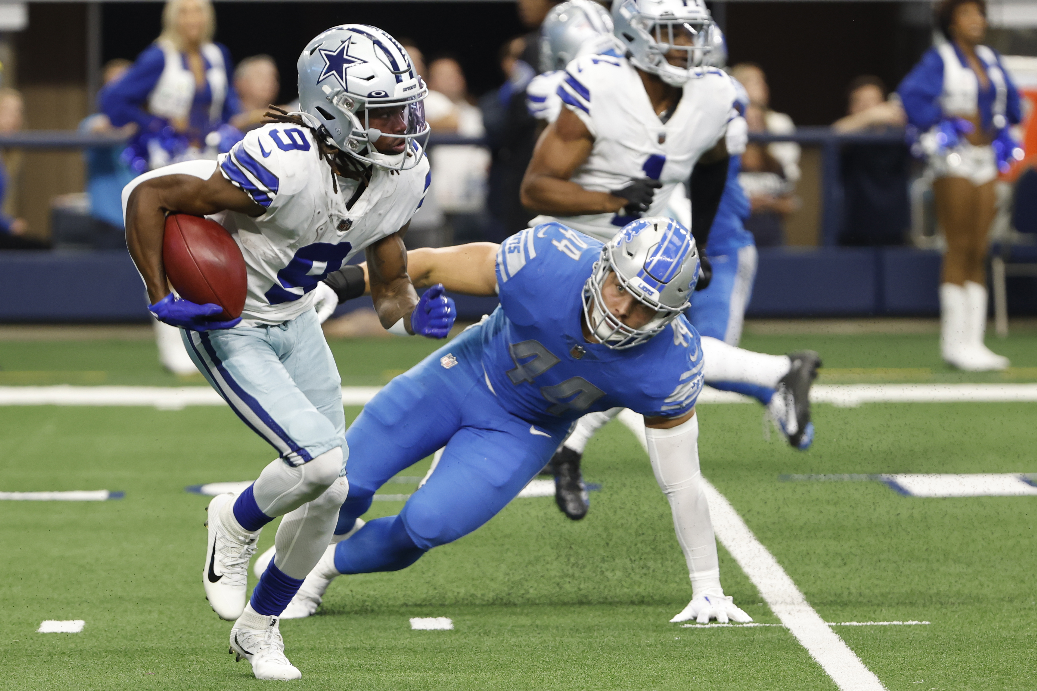 ARLINGTON, TX - OCTOBER 23: Detroit Lions safety DeShon Elliott (5) warms  up before the game between the Dallas Cowboys and the Detroit Lions on  October 23, 2022 at AT&T Stadium in