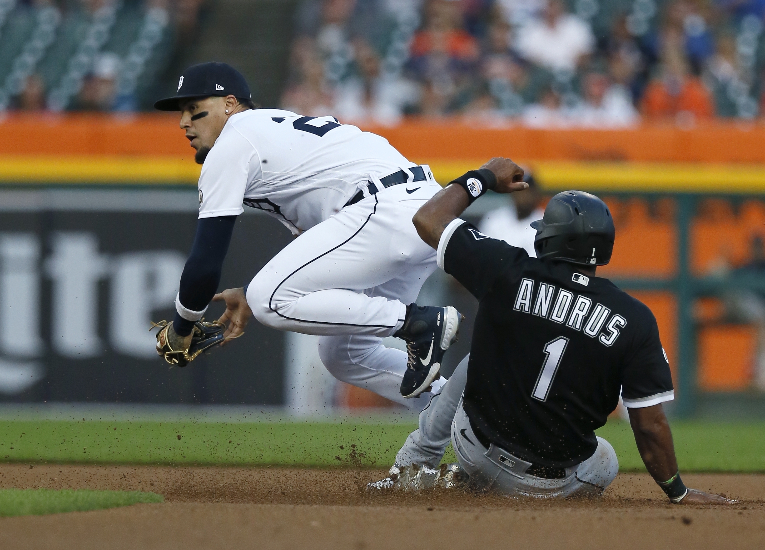 White Sox score two unearned runs in 8th to beat Tigers