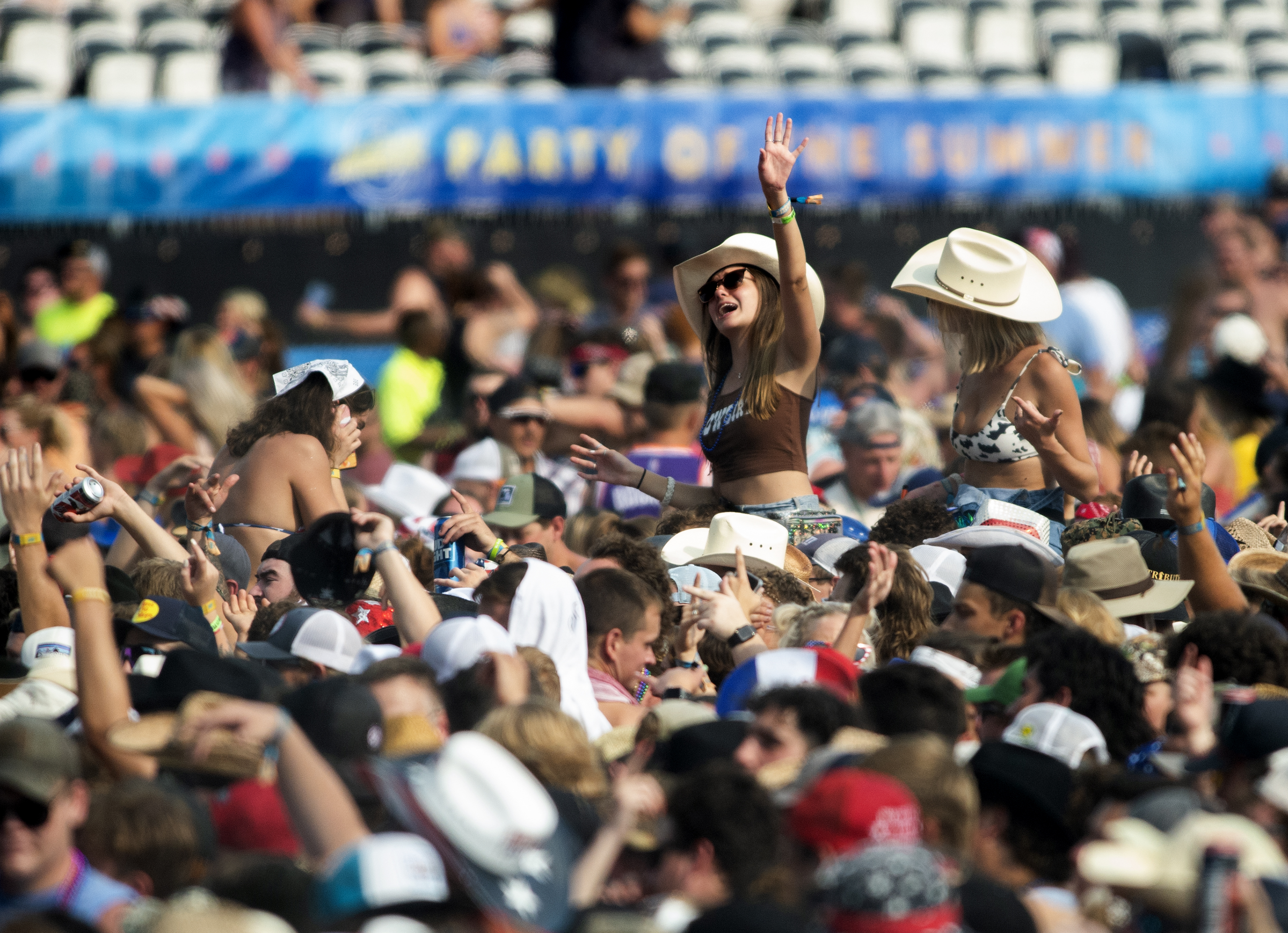 Jason Aldean tour event crowd cheering