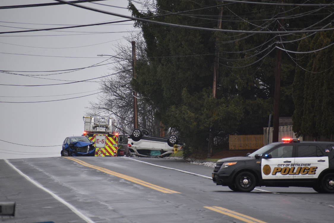 Bethlehem Crash Leaves Suv On Its Roof Closes Linden Street 8611