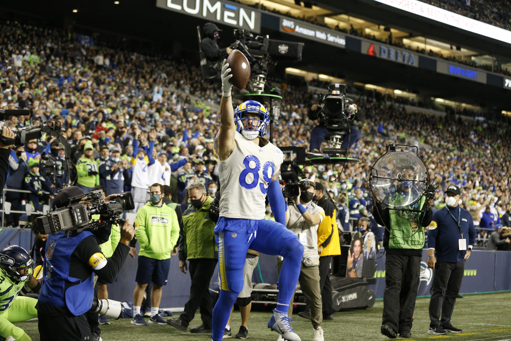 Stafford, Rams beat Seahawks 26-17 as Wilson injures finger