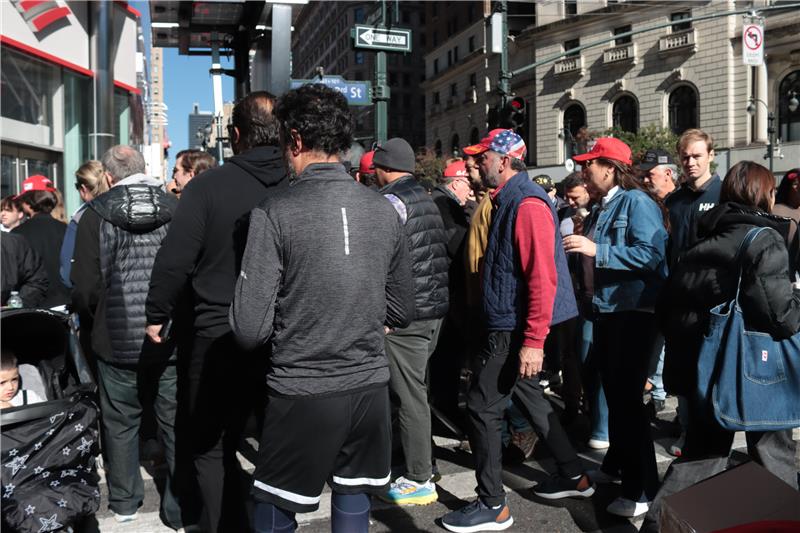 New Yorkers flock to Donald Trump's Madison Square Garden rally ...