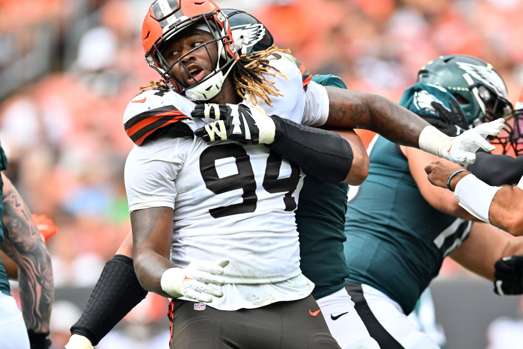 CLEVELAND, OH - OCTOBER 16: Cleveland Browns defensive end Alex