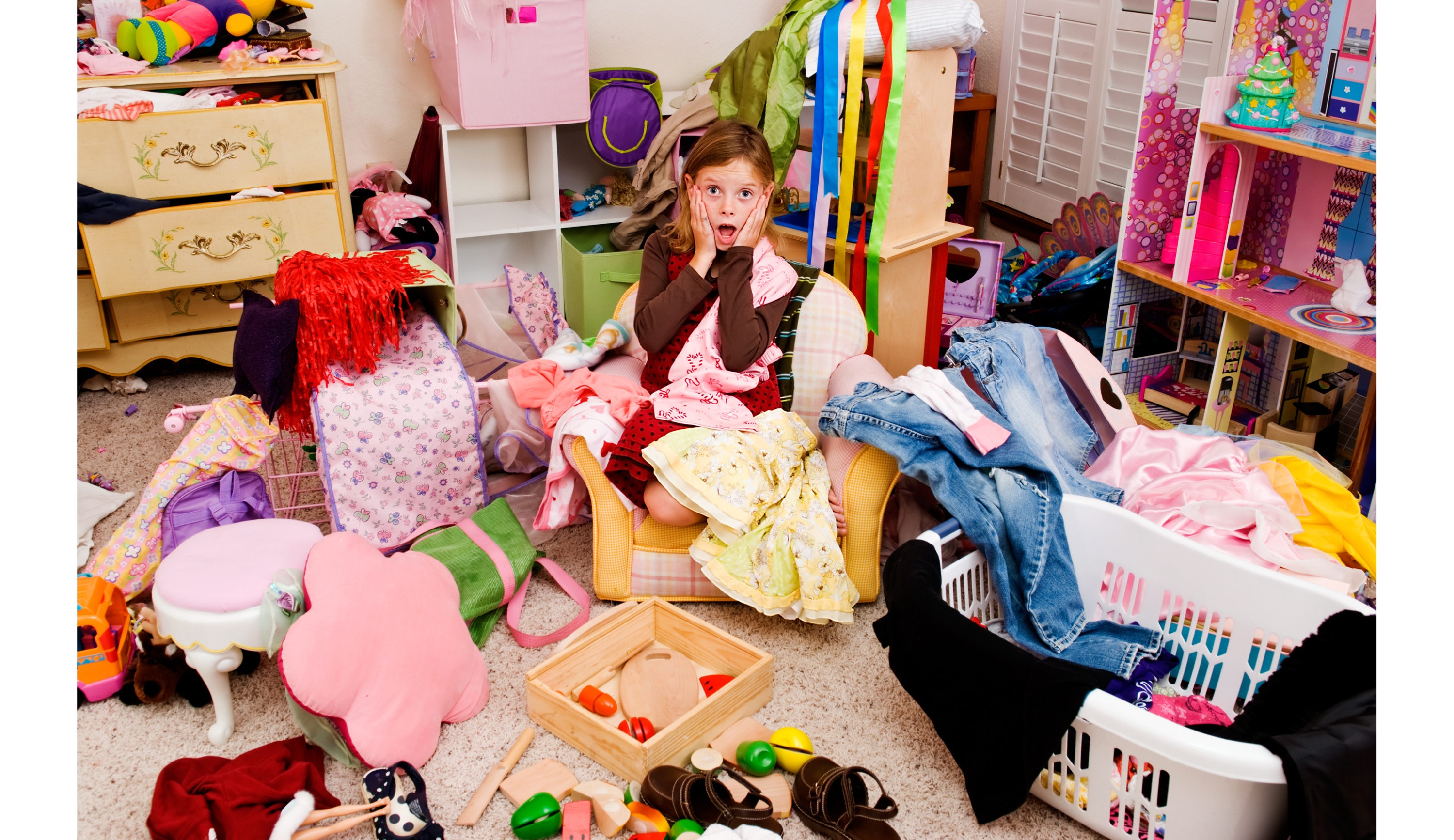 Разбросанные вещи. Беспорядок в детской комнате. Разбросанные игрушки в детском саду. Комната с разбросанными вещами. Беспорядок игрушек.