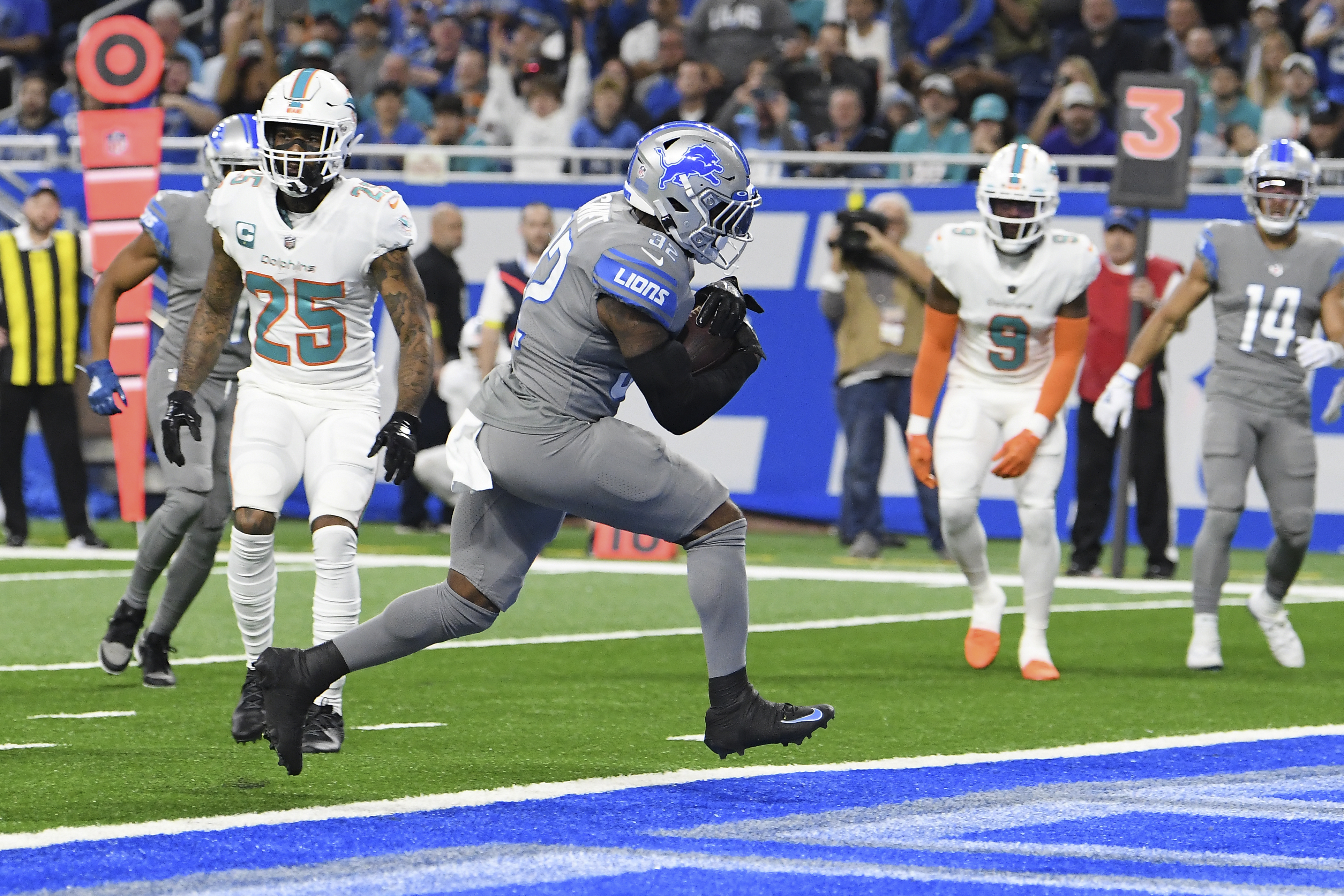 Detroit Lions running back D'Andre Swift (32) carries the ball