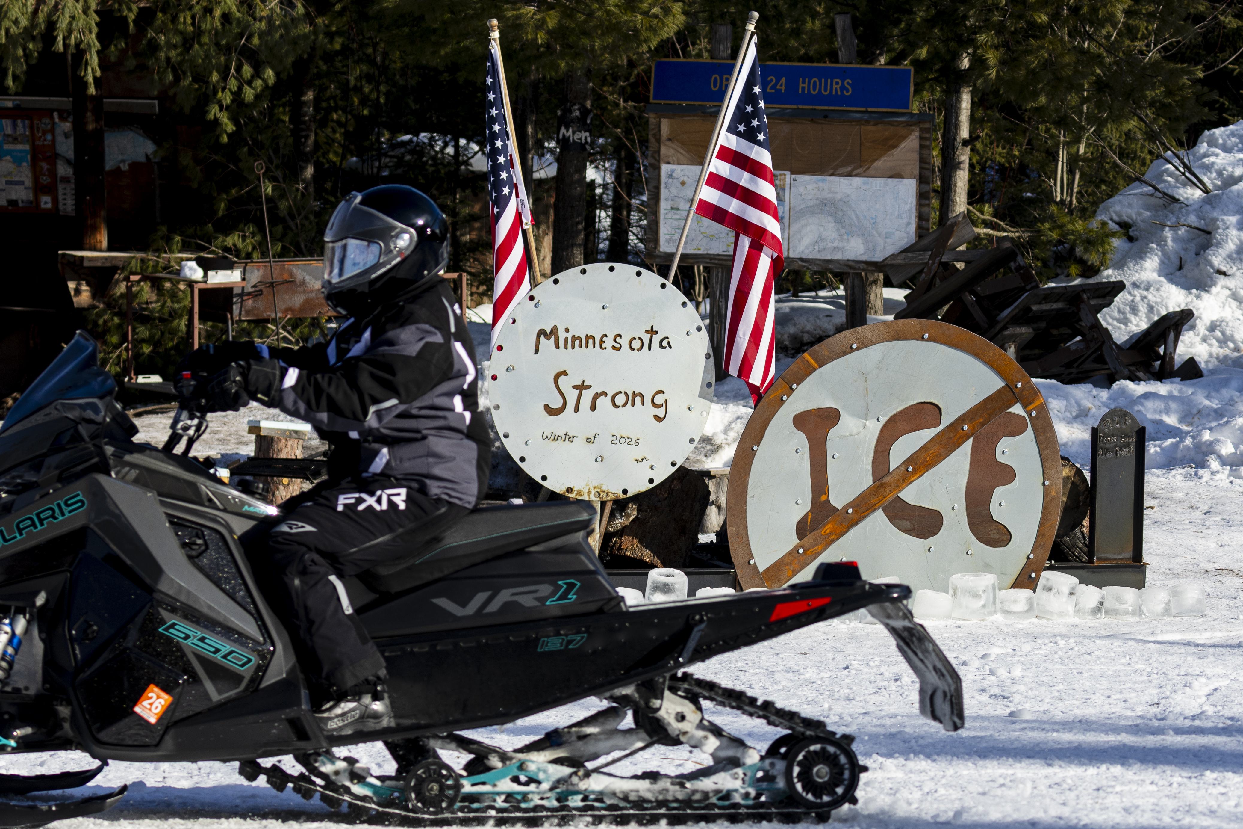 オブジェ Anti-ICE sculpture targeted by vandals at Lakenenland Sculpture