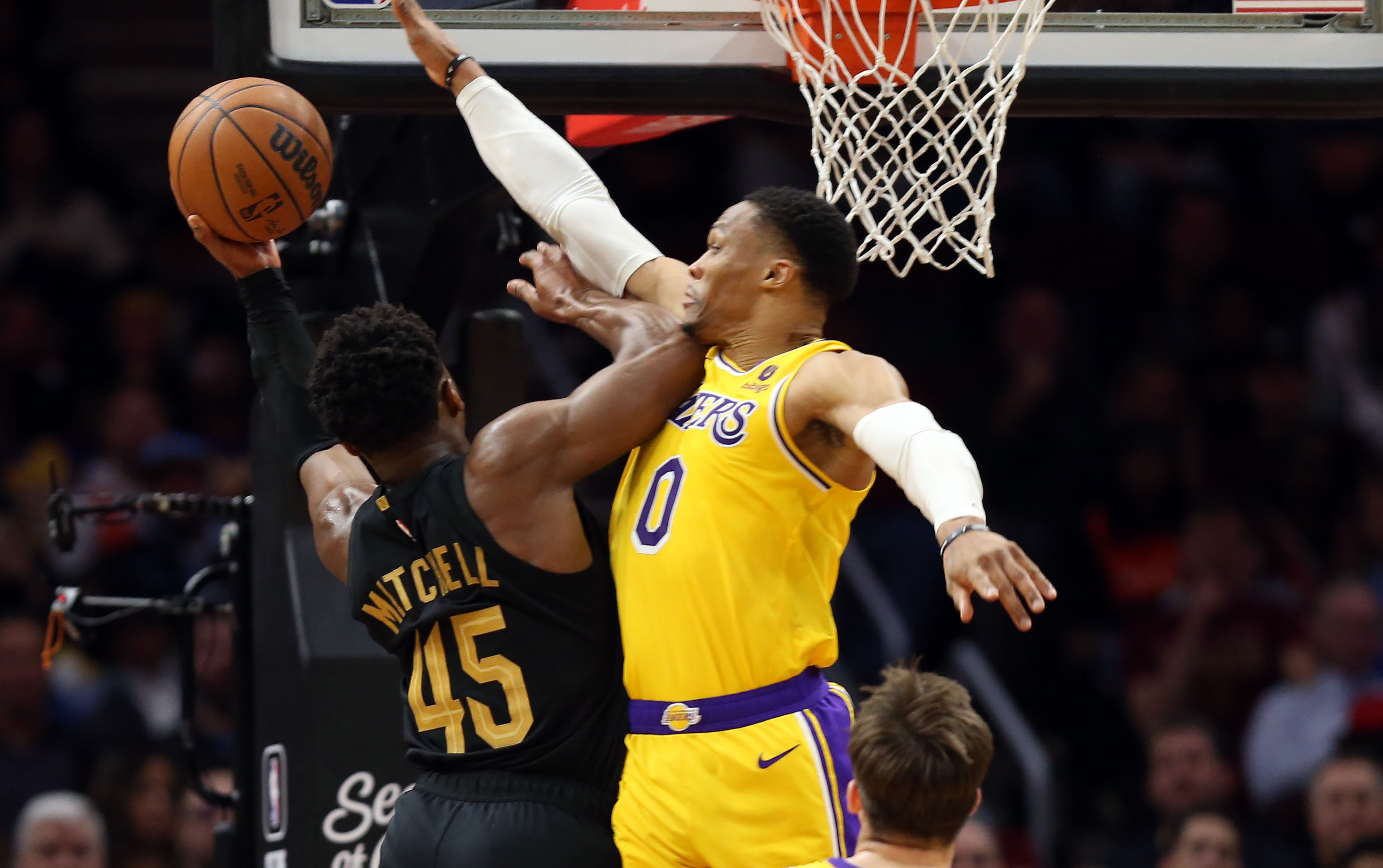 Cavs' Kevin Love dunked on in LeBron James' Cleveland homecoming