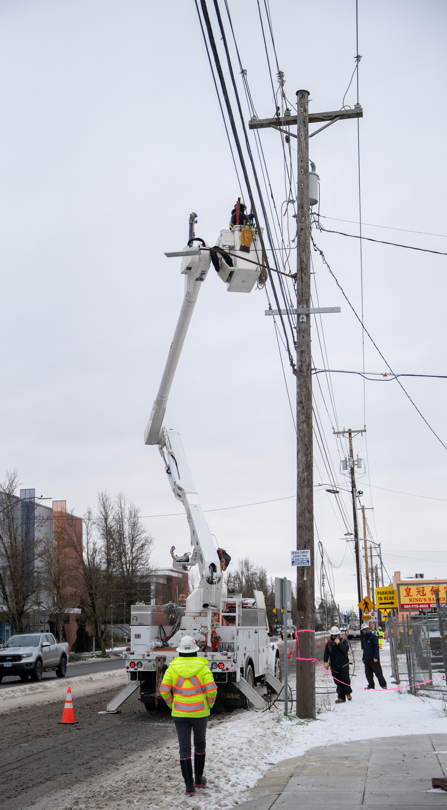 Utility crews work to repair power outages in Portland - oregonlive.com