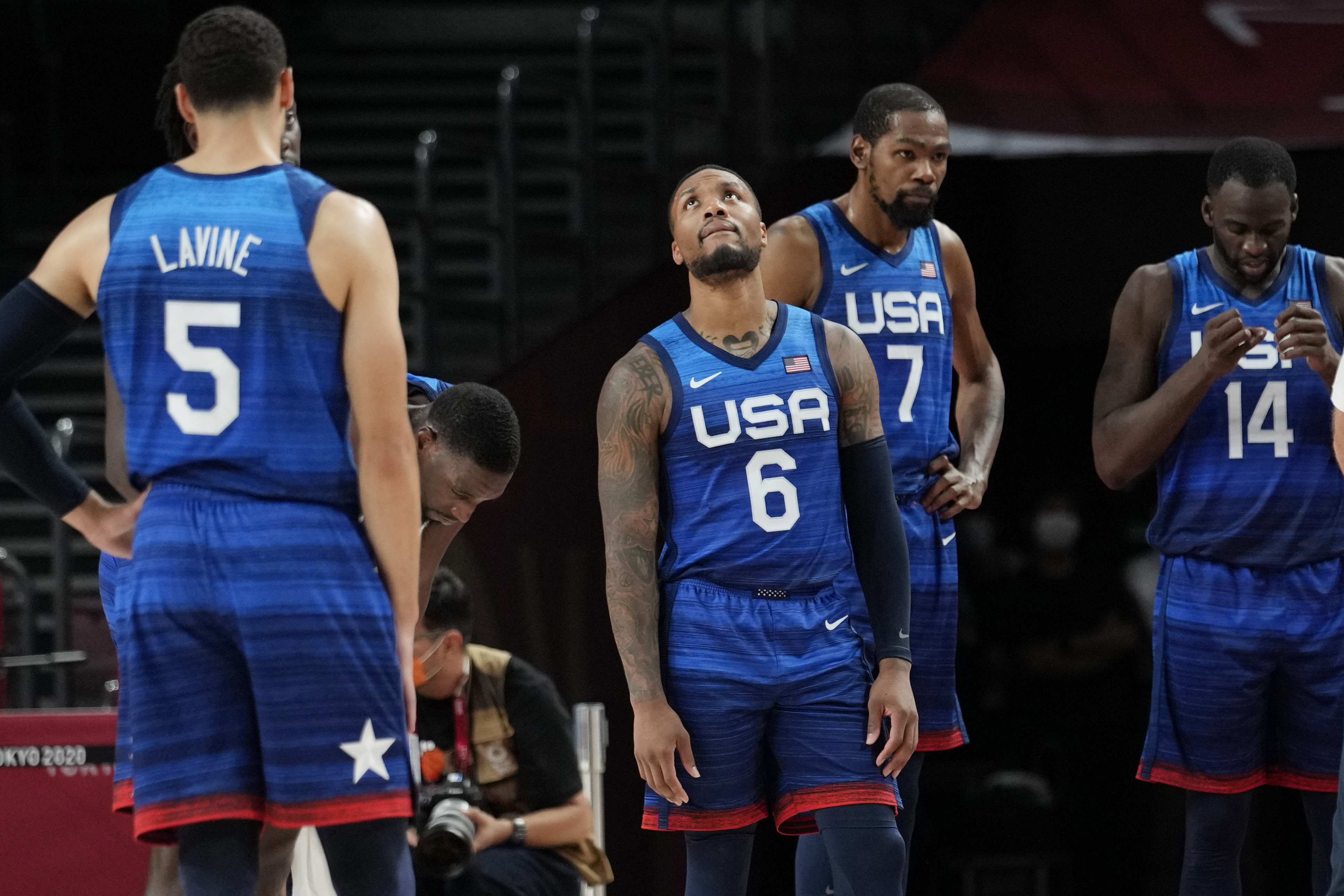 Сша франция 1. Basketball 2020 Olympics. Сборная США. Кевин Дюрант и Эрик Форнее. Баскетбольный матч.