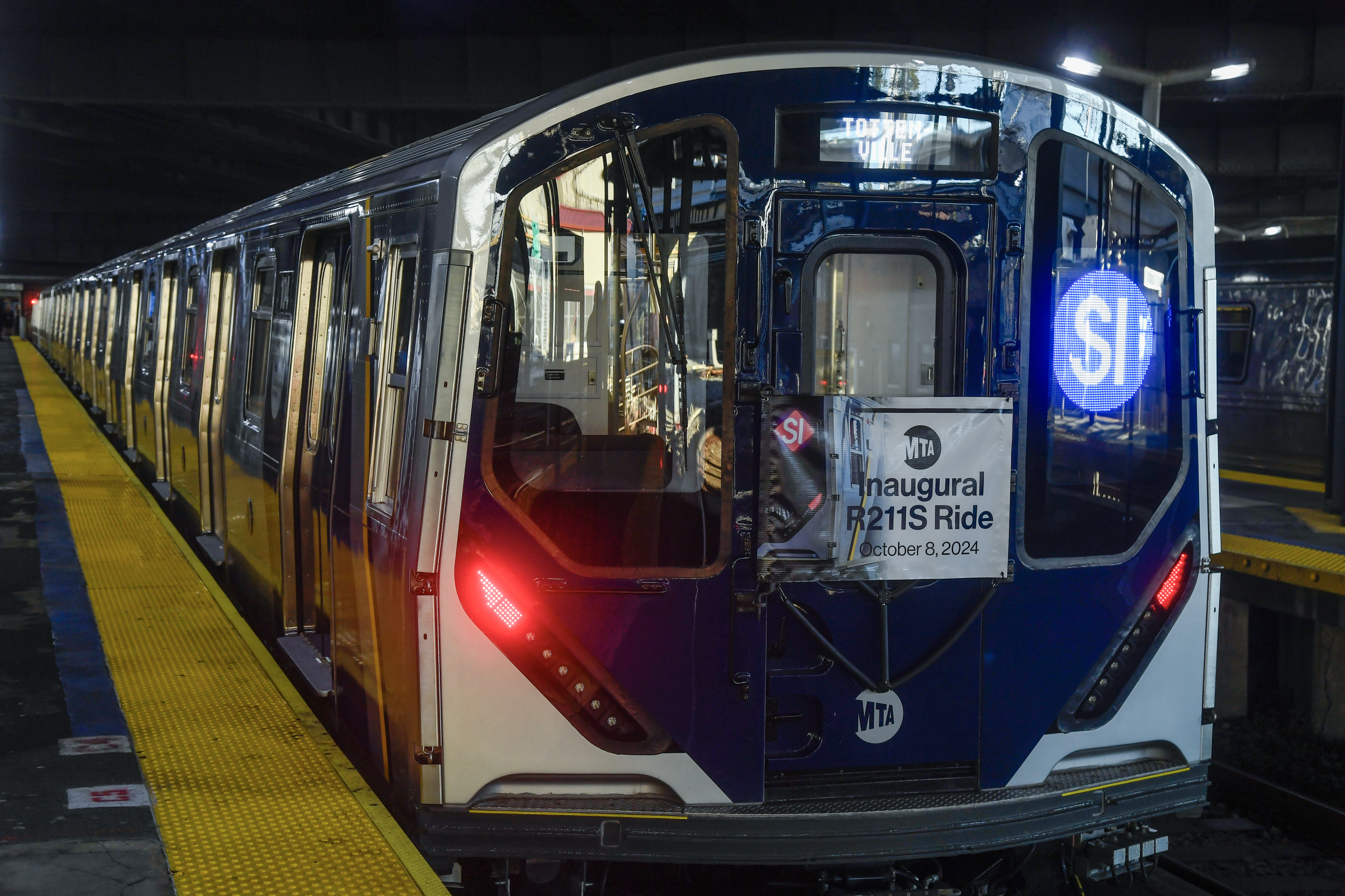 New Staten Island Railway cars: First train takes inaugural ride