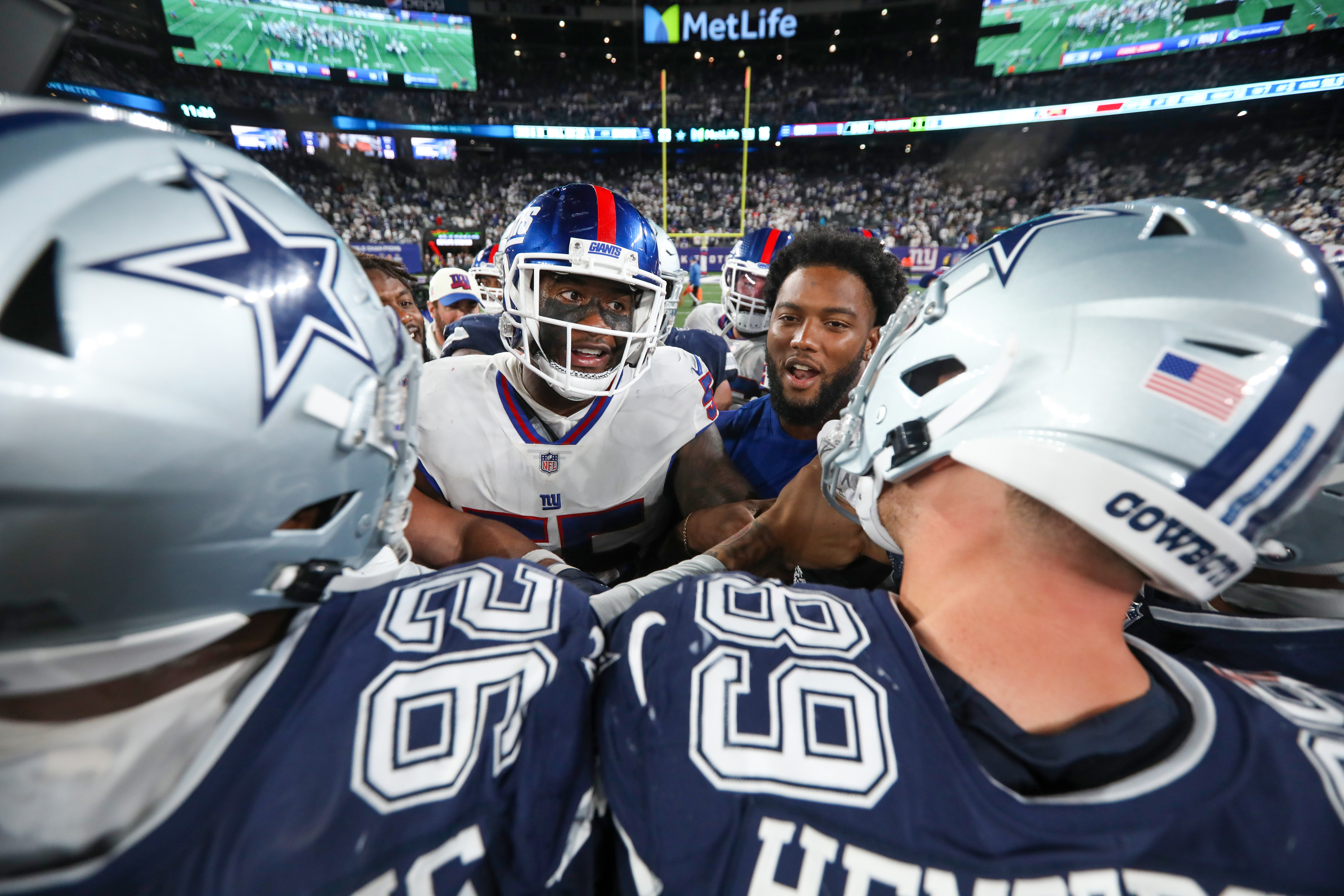 New York Giants quarterback Daniel Jones (8) looks to pass against the Dallas  Cowboys during an NFL football game Monday, Sept. 26, 2022, in East  Rutherford, N.J. (AP Photo/Adam Hunger Stock Photo - Alamy