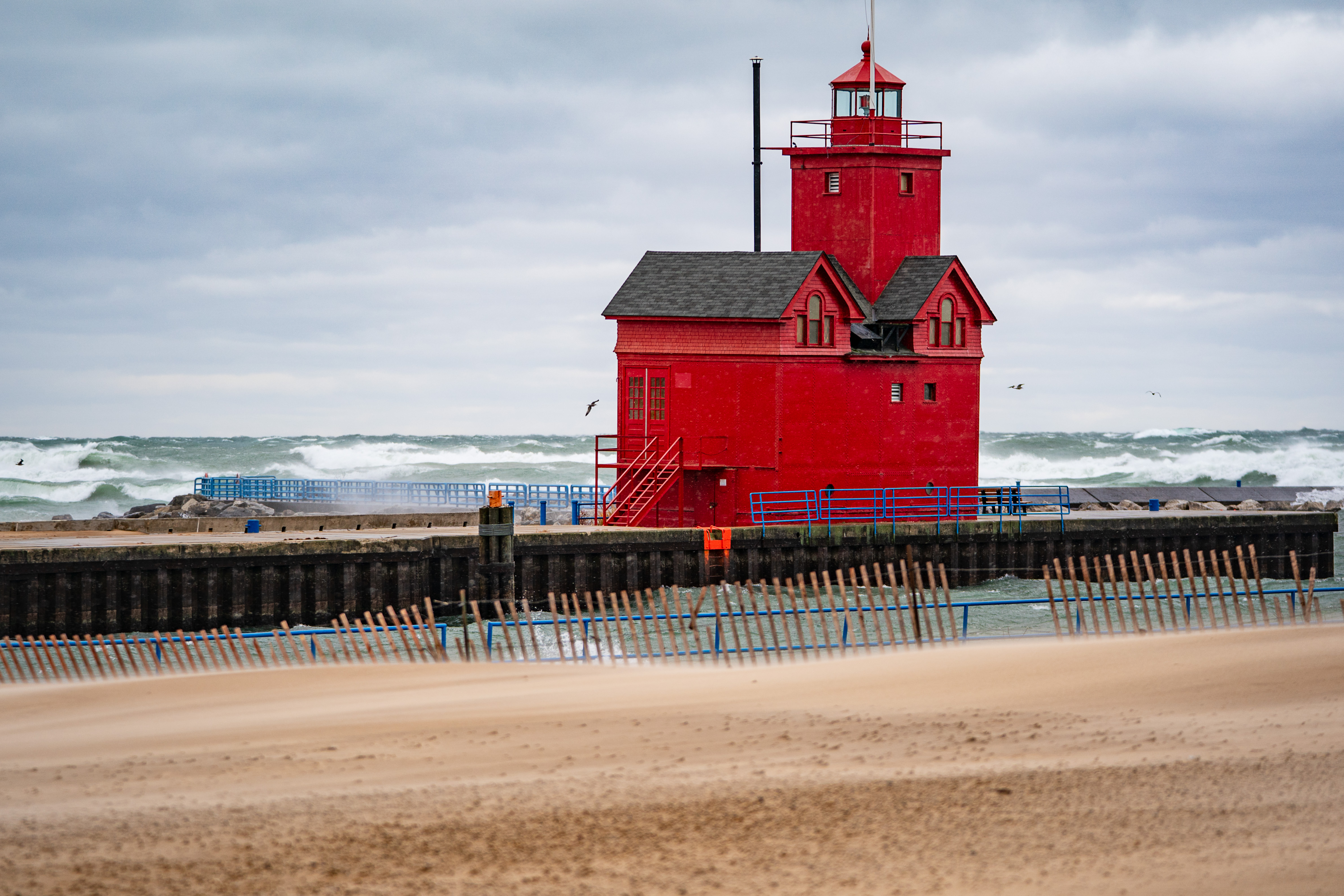 High winds, waves pull people to Holland's lakeshore despite weather ...