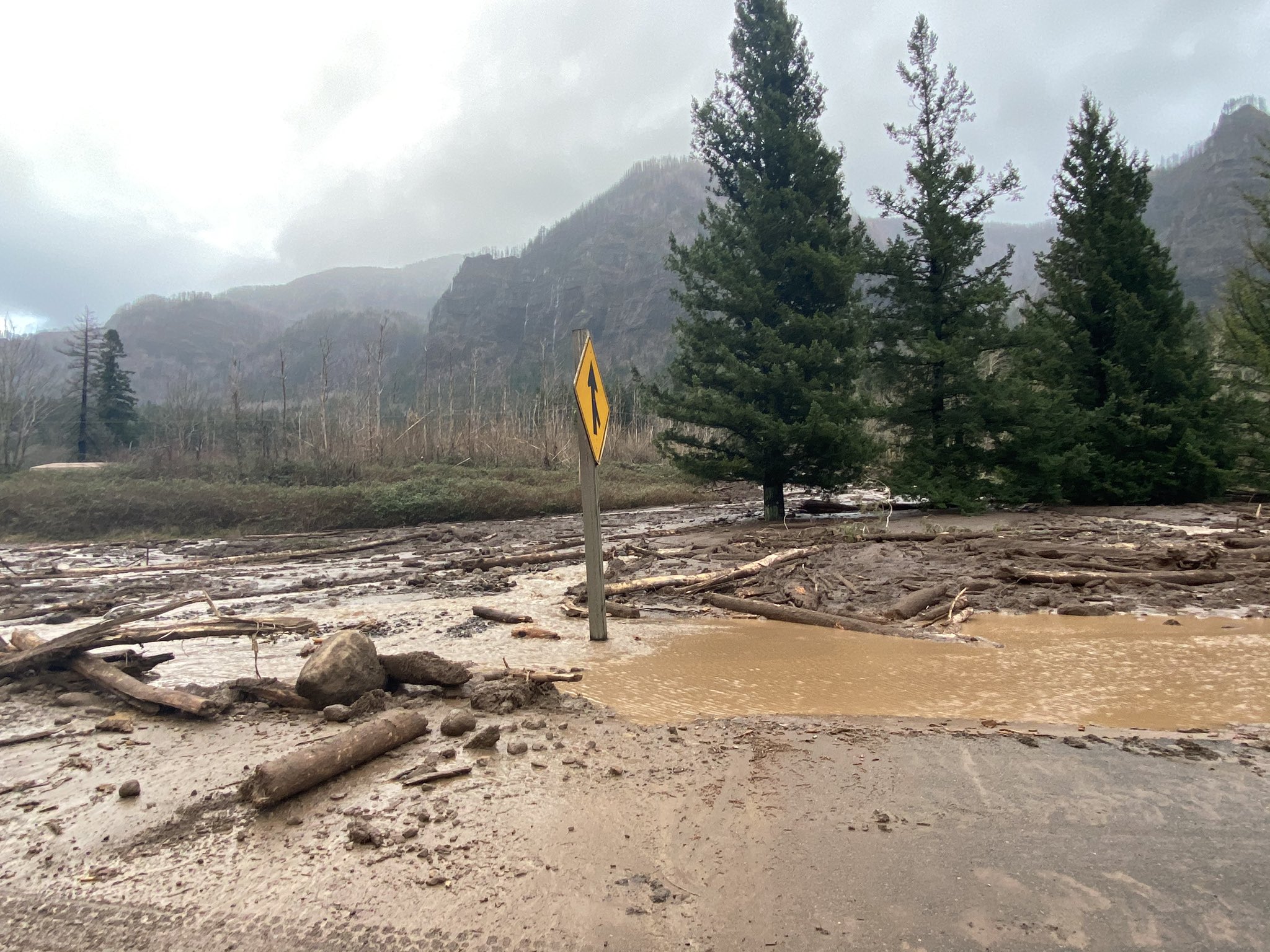 Landslide closes eastbound I84 east of Troutdale