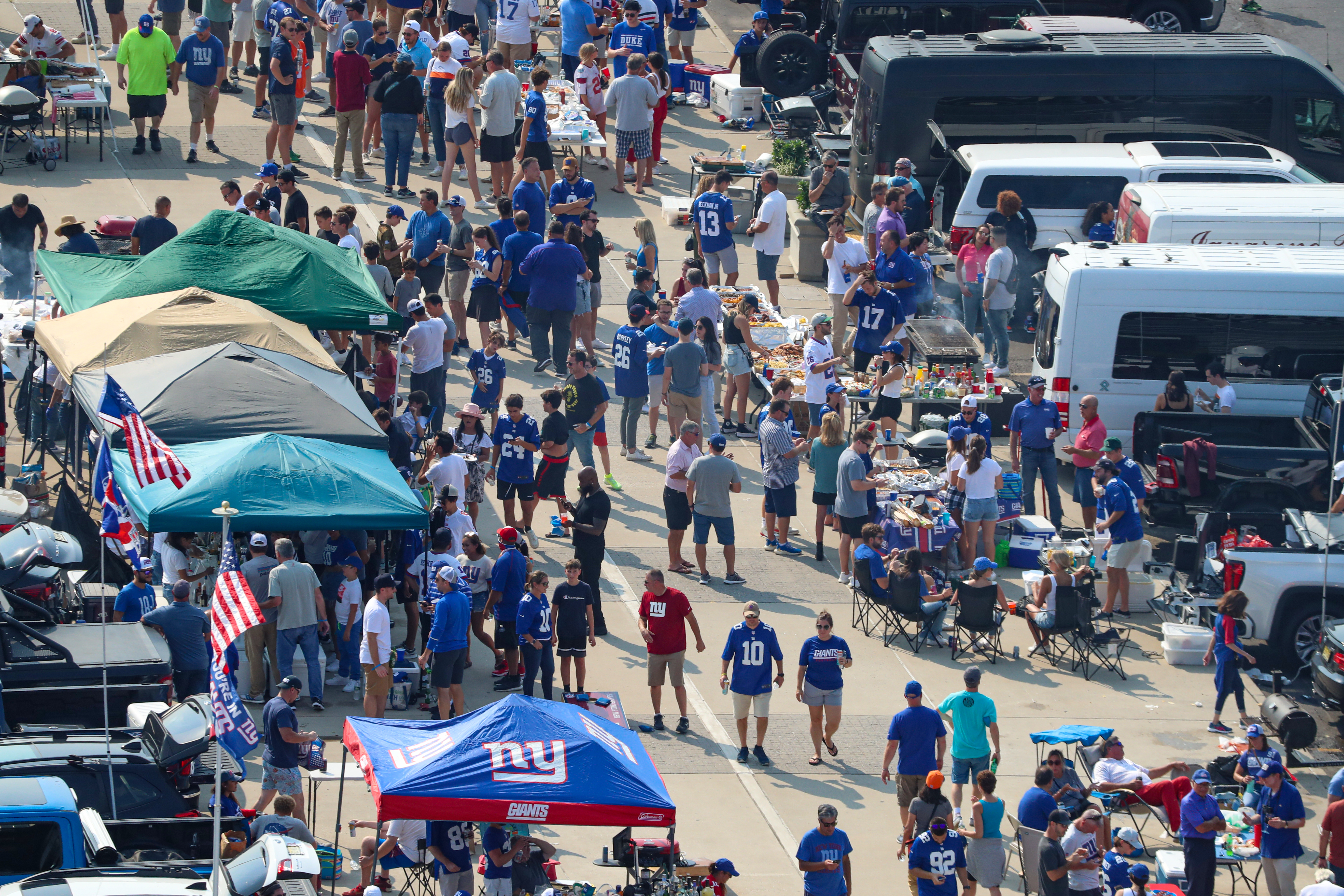 Fans return to MetLife Stadium for the first game since COVID 