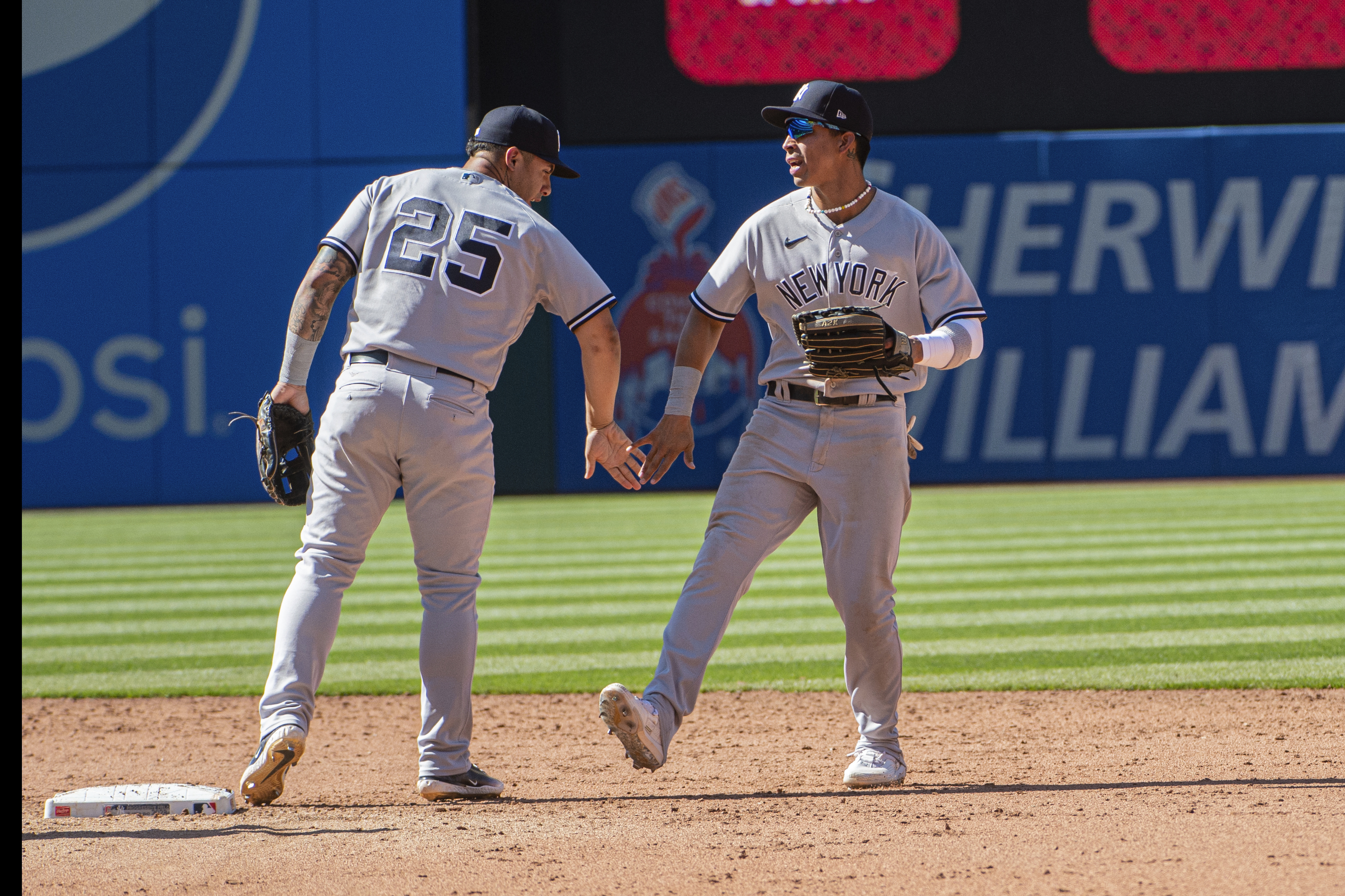 Aaron Boone ejected after play in Yankees win over Guardians