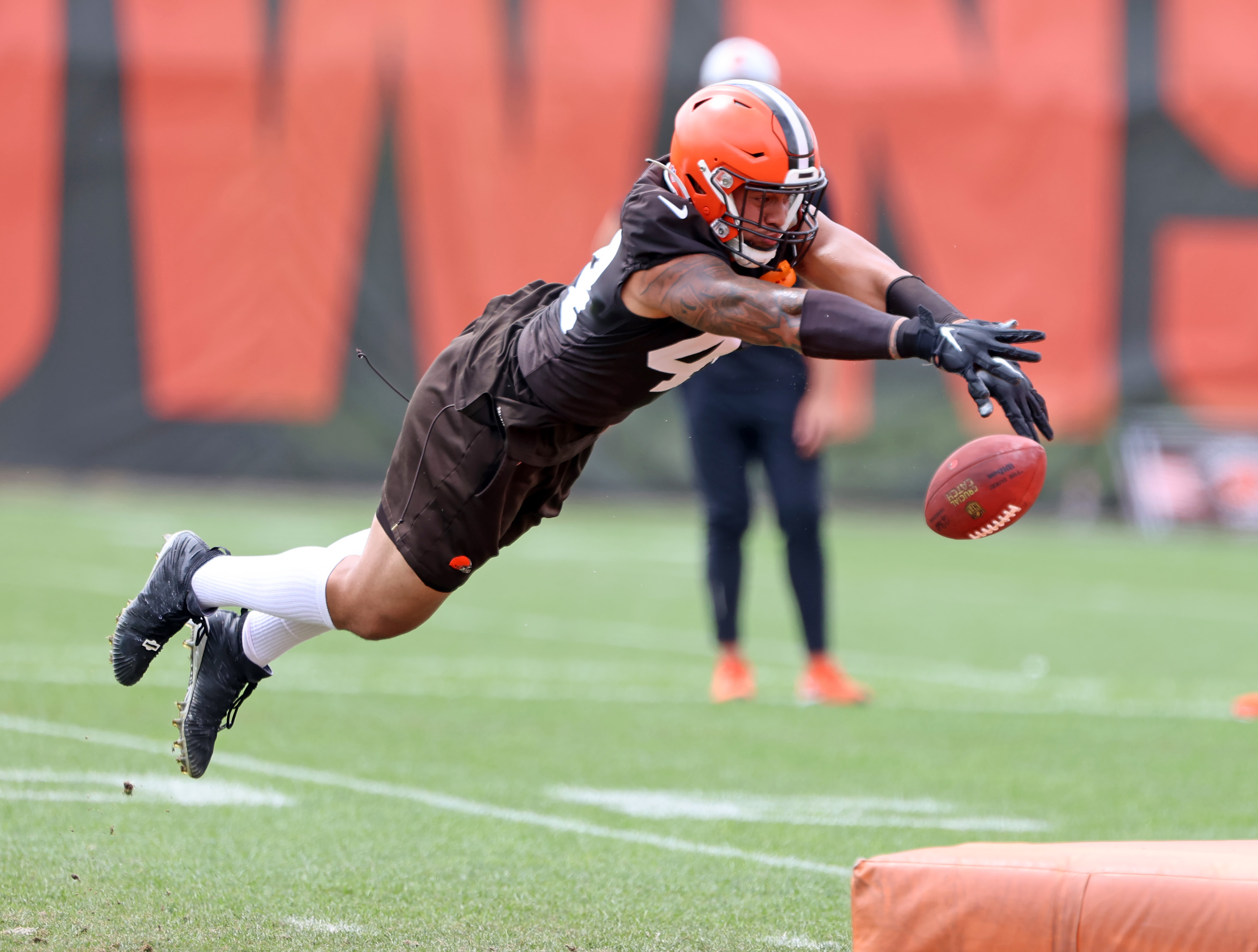 Cleveland Browns linebacker Sione Takitaki, 2021-2022 