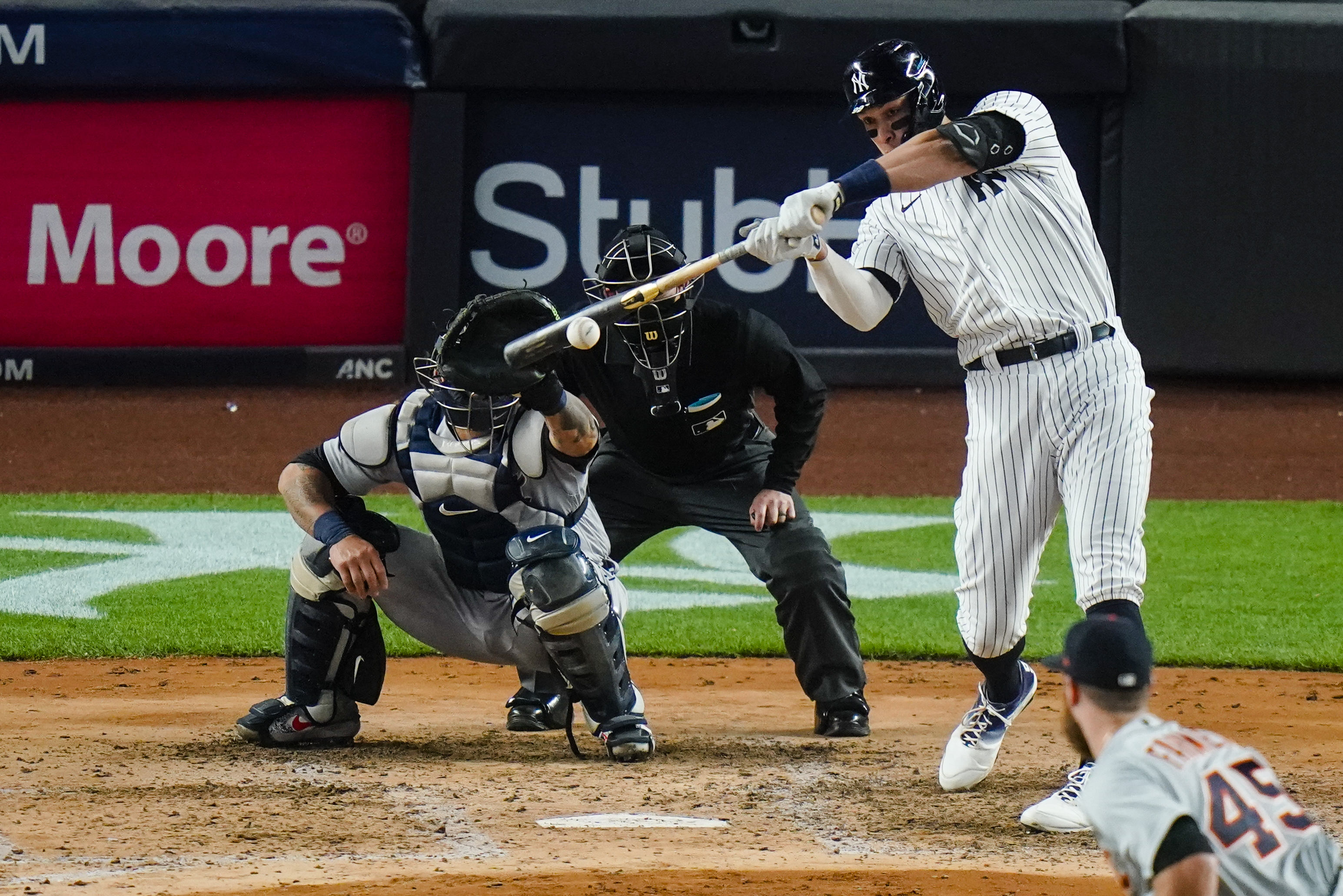 Aaron Judge Homers, and Yankees Pile On in a 7-Run Sixth - The New