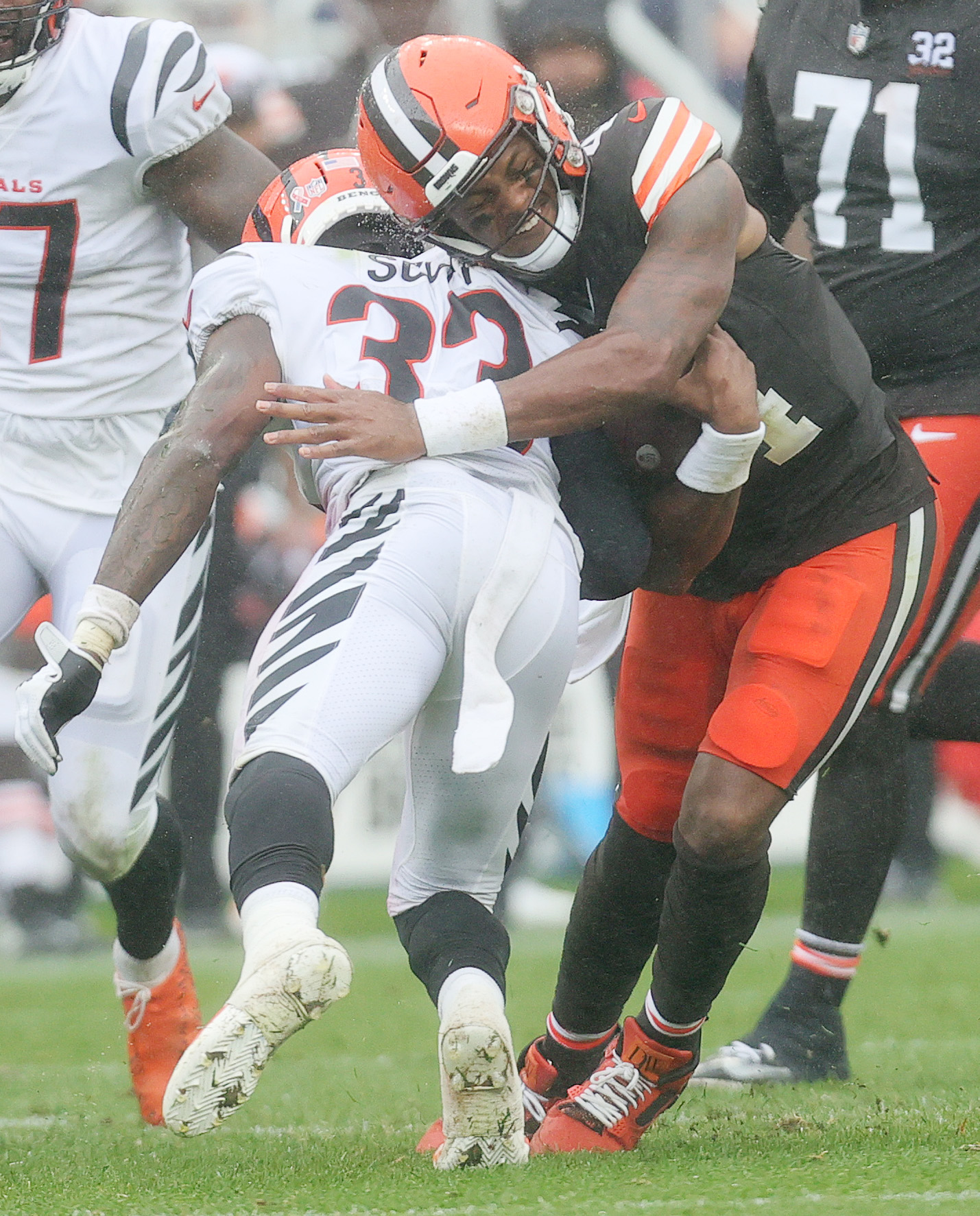 Cincinnati Bengals' BJ Hill (92), Cam Taylor-Britt (29) and Trey  Hendrickson (91) stand in the