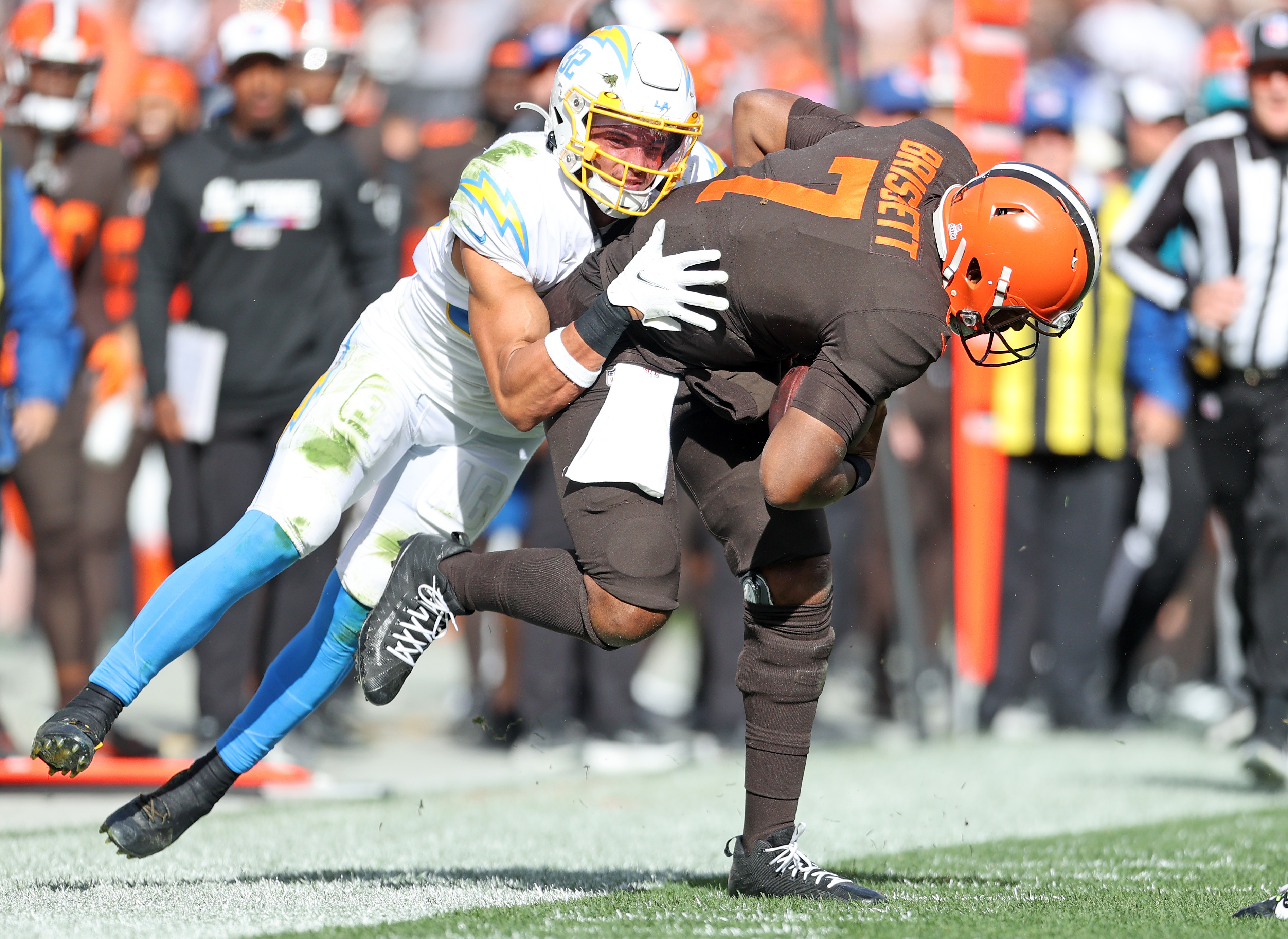 Jacoby Brissett of the Cleveland Browns plays against the Los