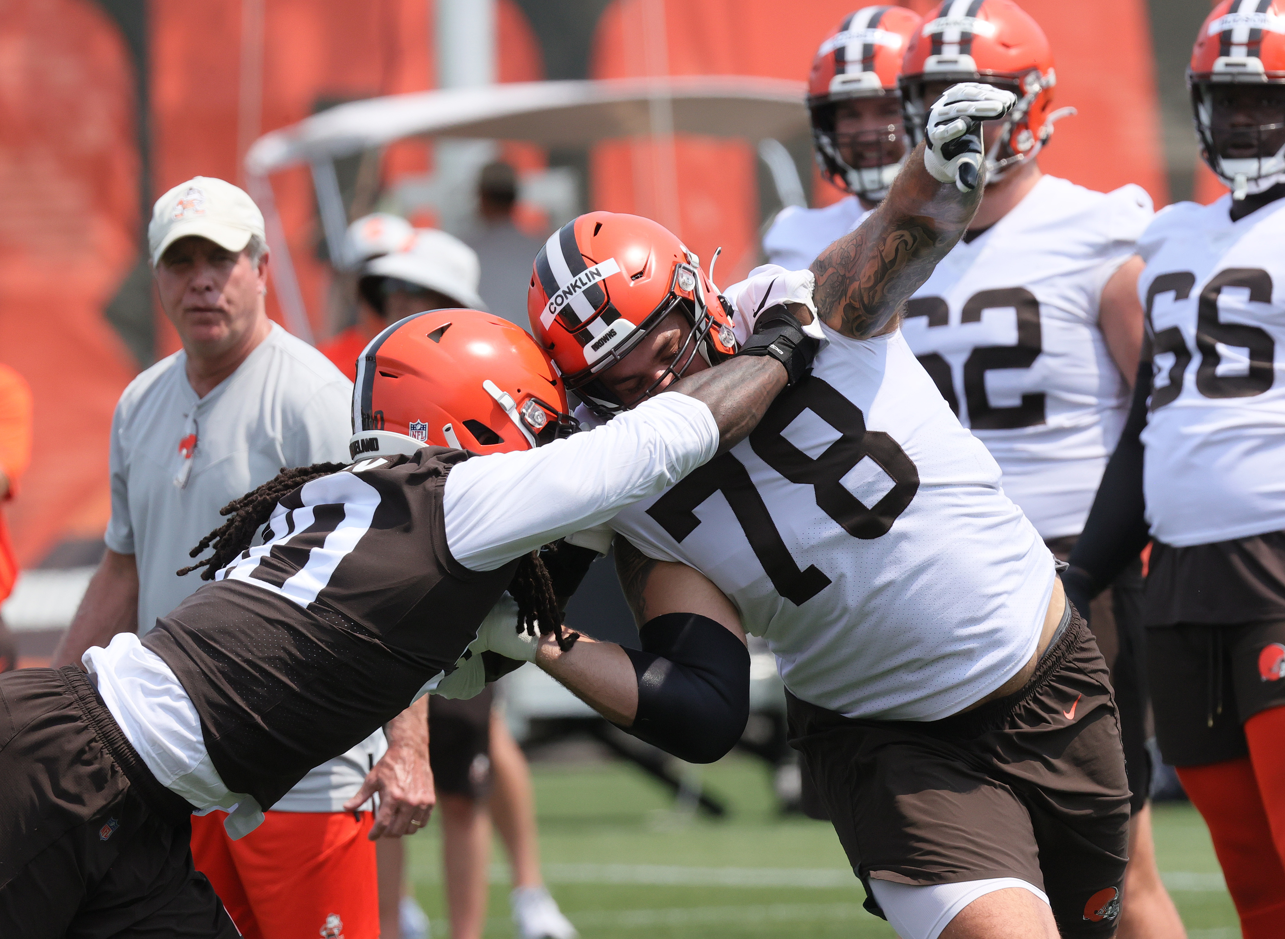 Cleveland Browns defensive end Jadeveon Clowney, 2021-2022