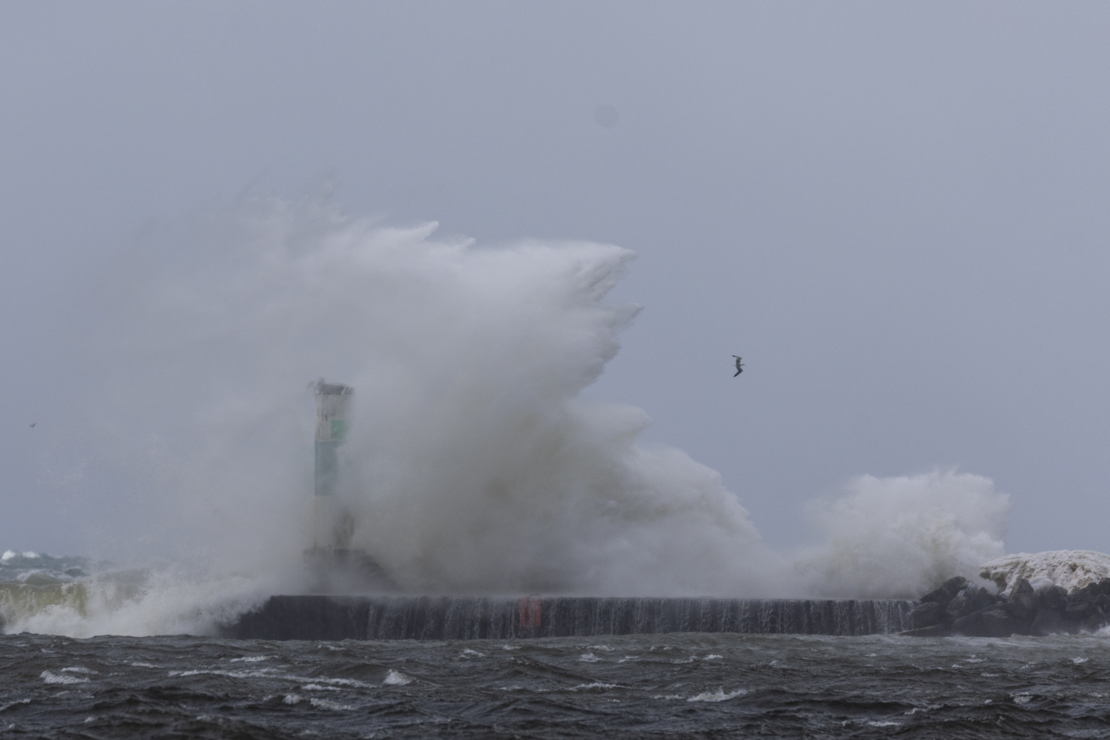 Bomb cyclone kicks up massive March waves on Lake Michigan - mlive.com