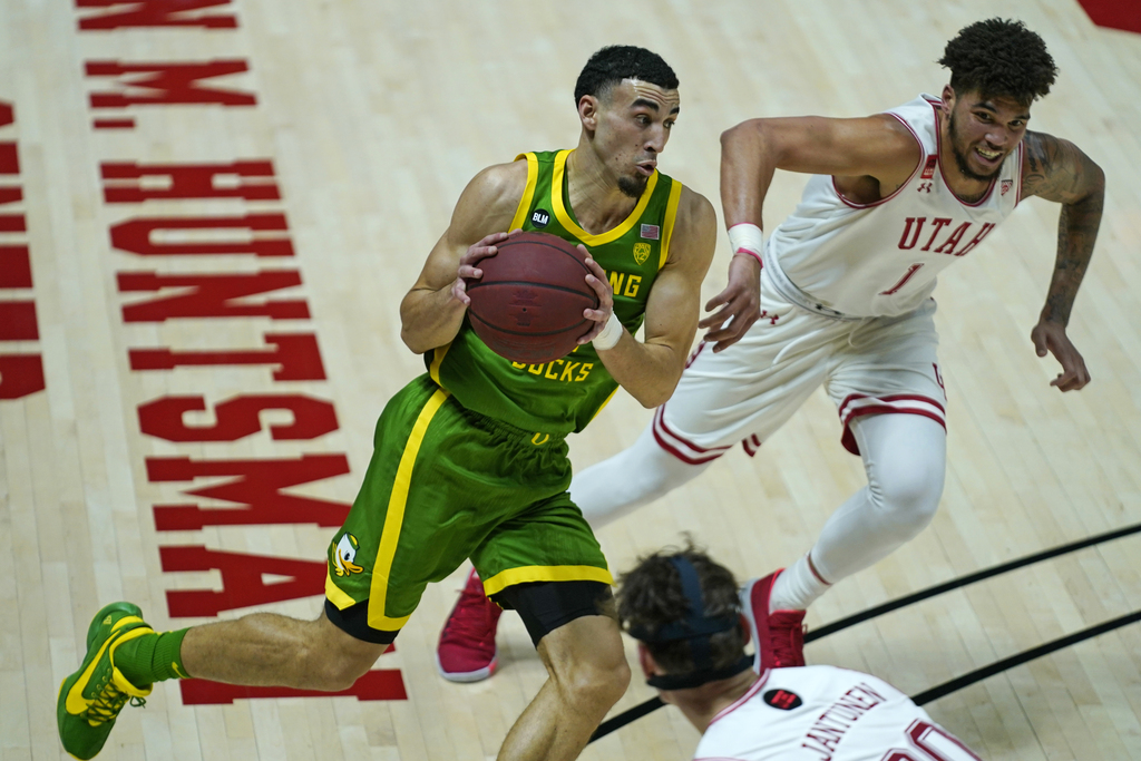 Chris Duarte scores 25 points to lead No. 17 Oregon Ducks past Utah