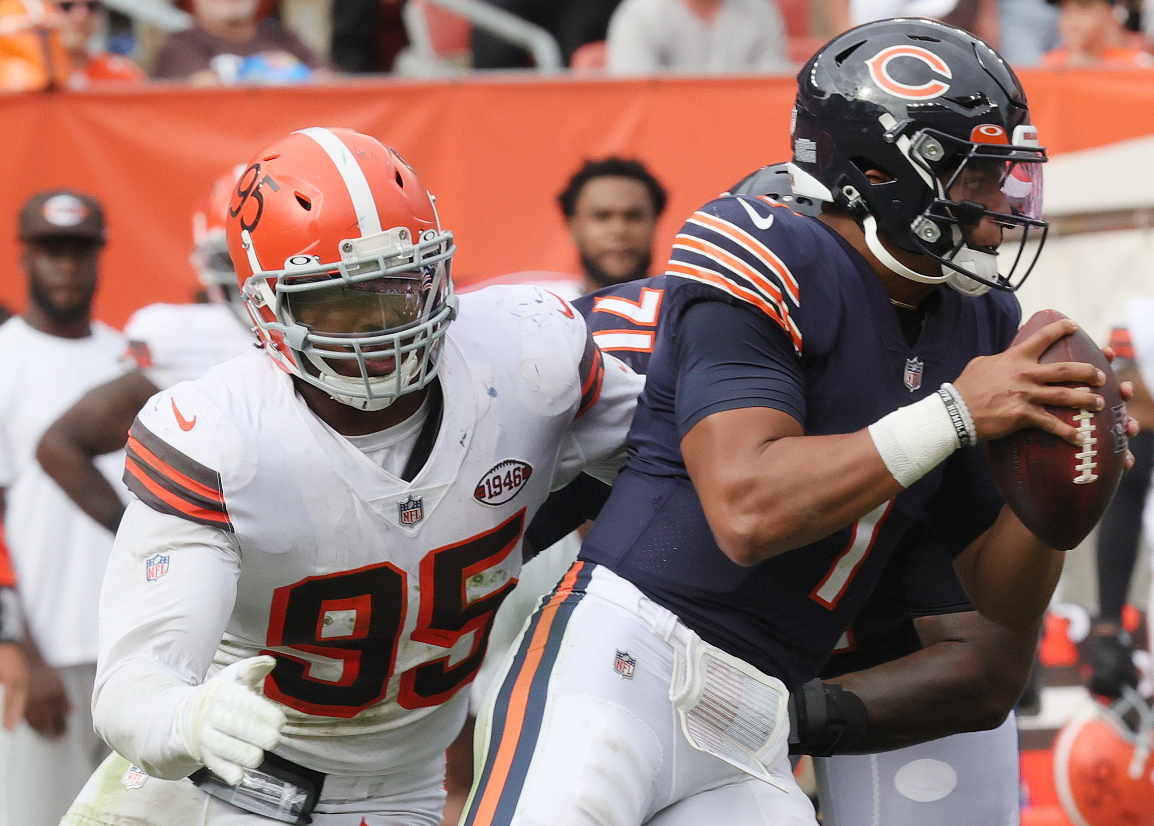 Minnesota Vikings guard Ezra Cleveland (72) in action during the second  half of an NFL football game against the Chicago Bears, Monday, Dec. 20,  2021, in Chicago. (AP Photo/Kamil Krzaczynski Stock Photo - Alamy