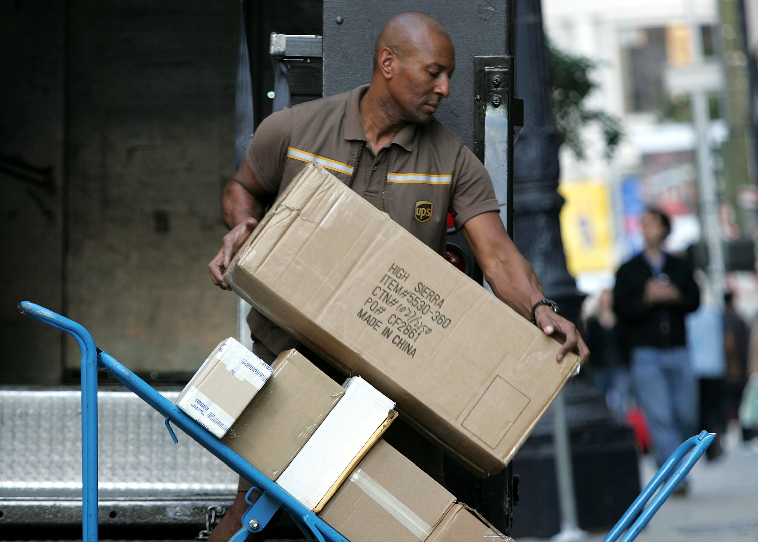 Фирма ли. Guy with small package.