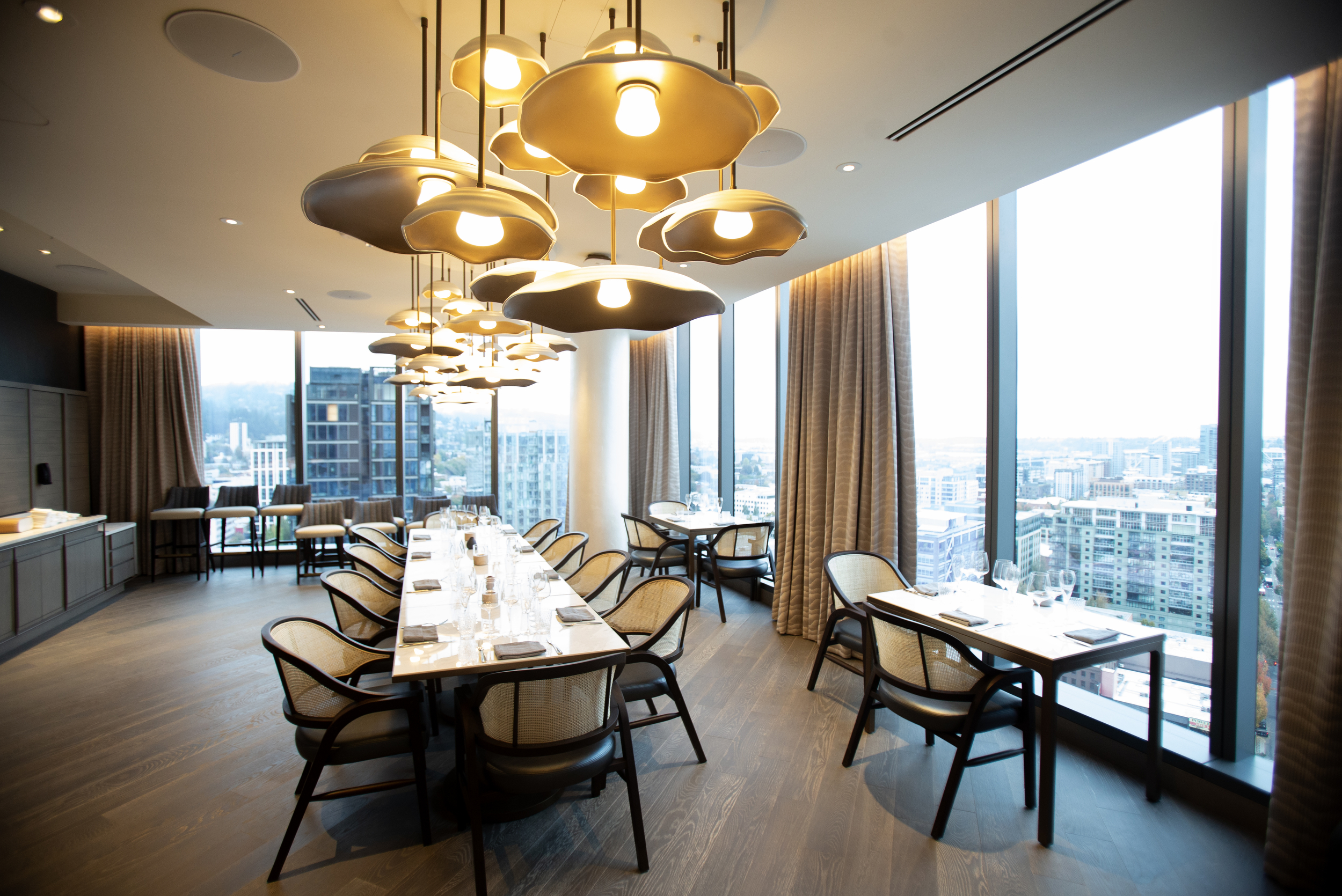 Dê uma olhada no interior do Bellpine, o novo restaurante no 20º andar do Ritz-Carlton