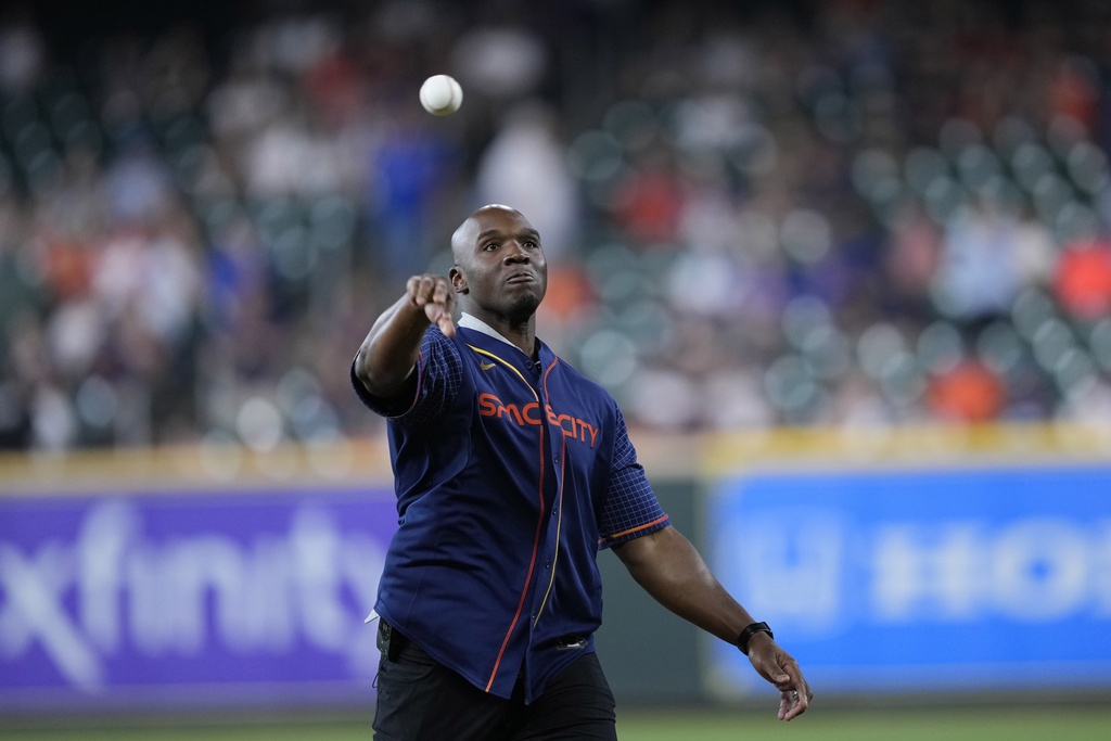📸  Head Coach DeMeco Ryans throws out first pitch for the Houston Astros