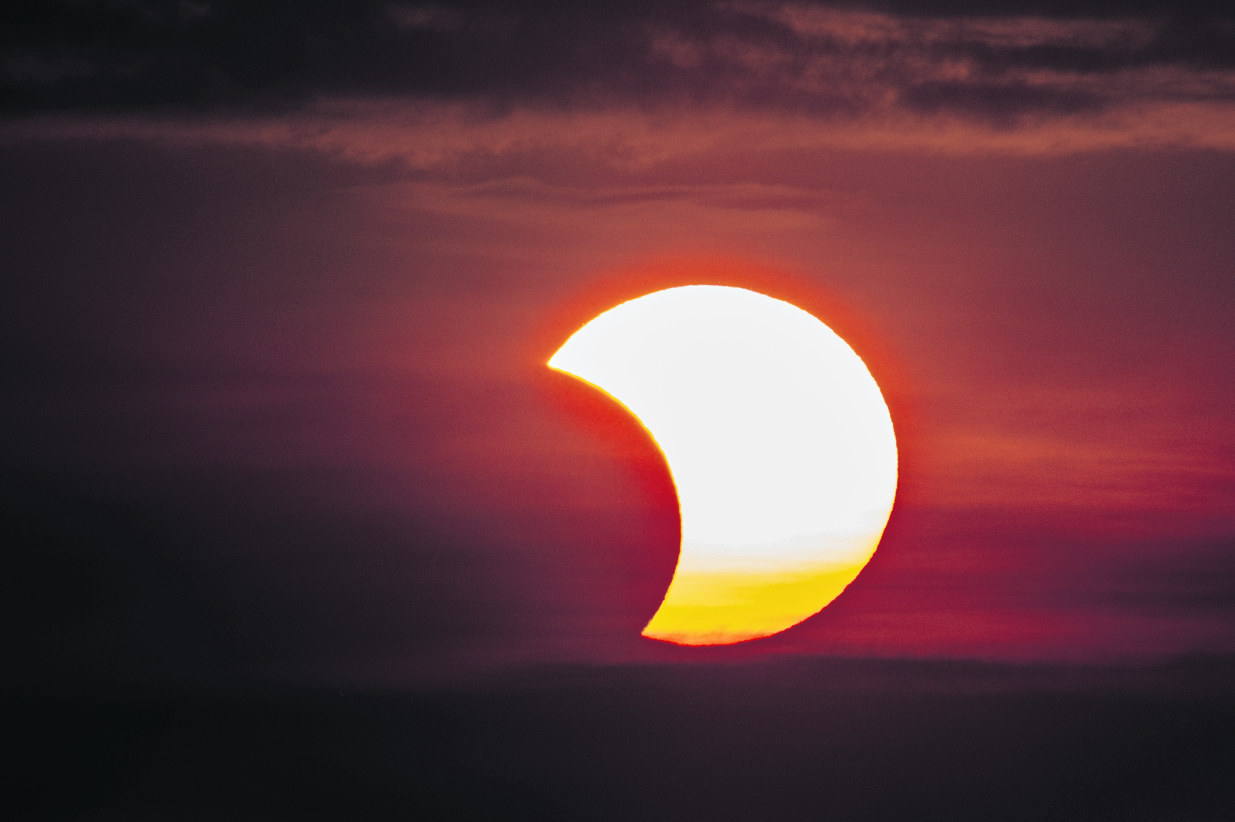 „Ugnies žiedo“ užtemimas šią savaitę Mičigano dangaus stebėtojams sukurs pusmėnulio saulę