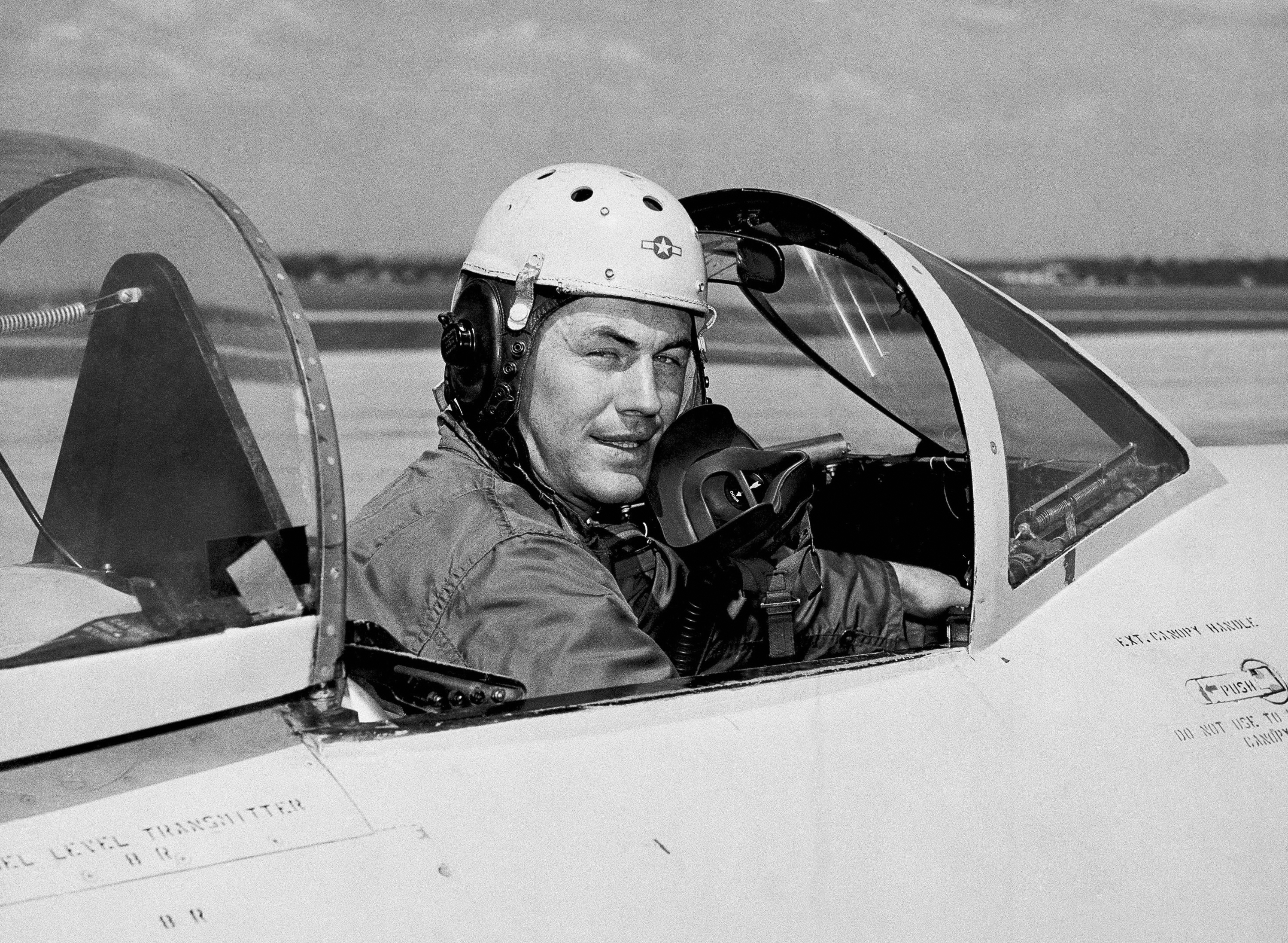 Летчик бомбардировщик военноначальник. Американский летчик-испытатель Чак Йегер. Charles Yeager летчик.